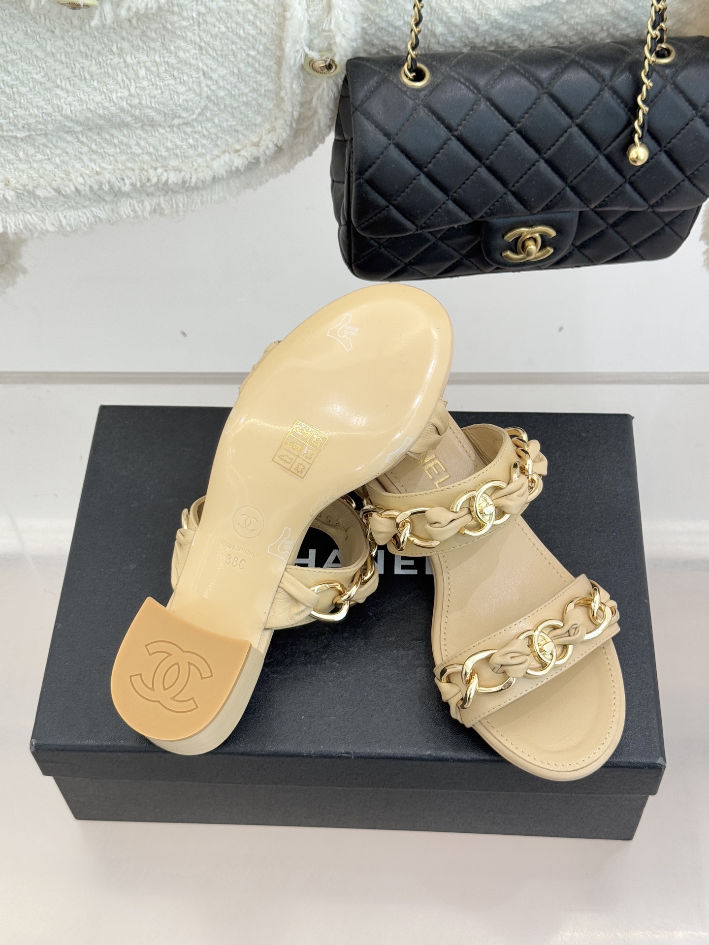 CHANE*｜小香双C书包扣大链条一字带凉鞋拖鞋把高定气场直接穿在脚上。经典菱格搭配醒目金属大链条复古书