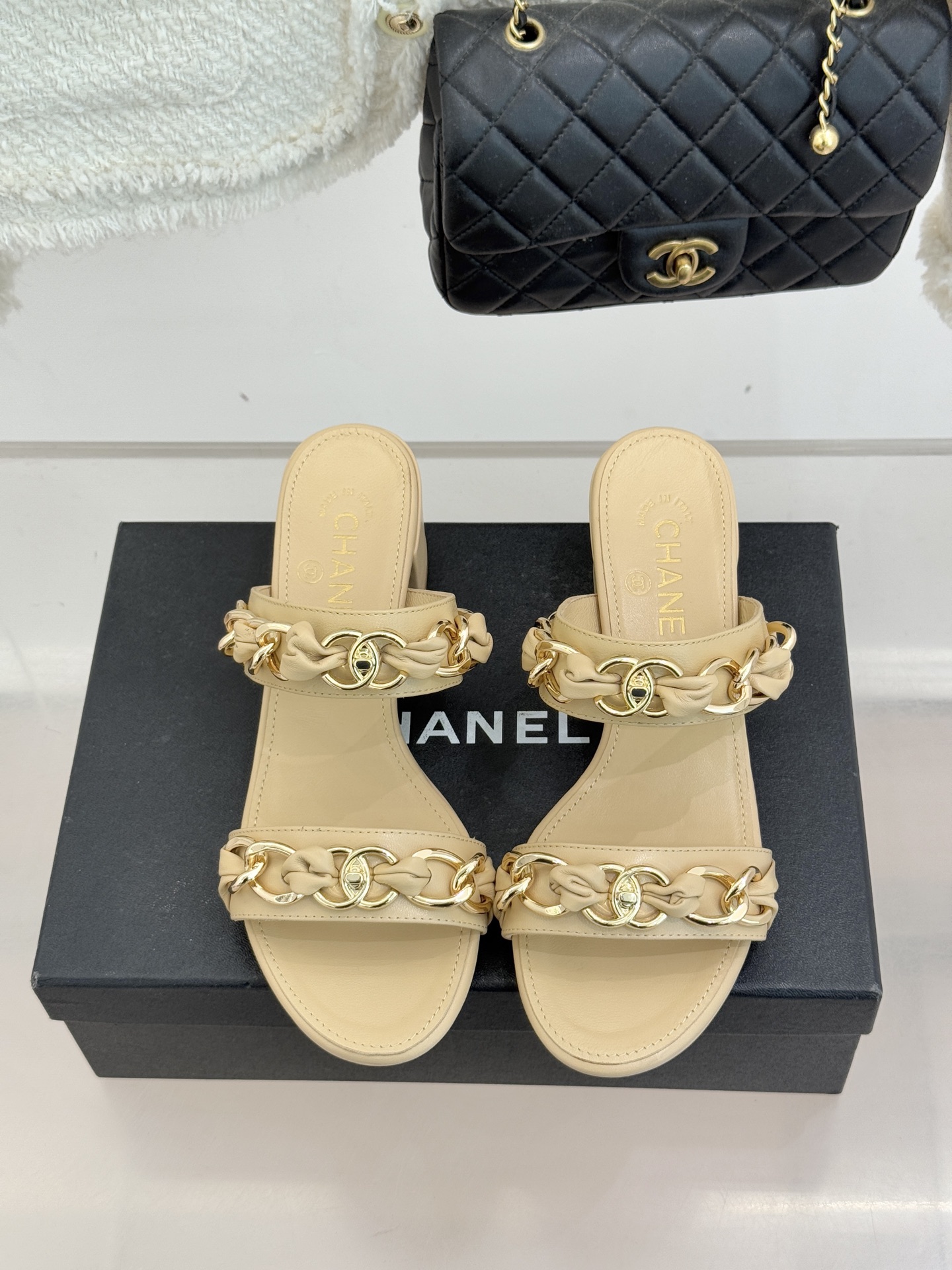 CHANE*｜小香双C书包扣大链条一字带凉鞋拖鞋把高定气场直接穿在脚上。经典菱格搭配醒目金属大链条复古书