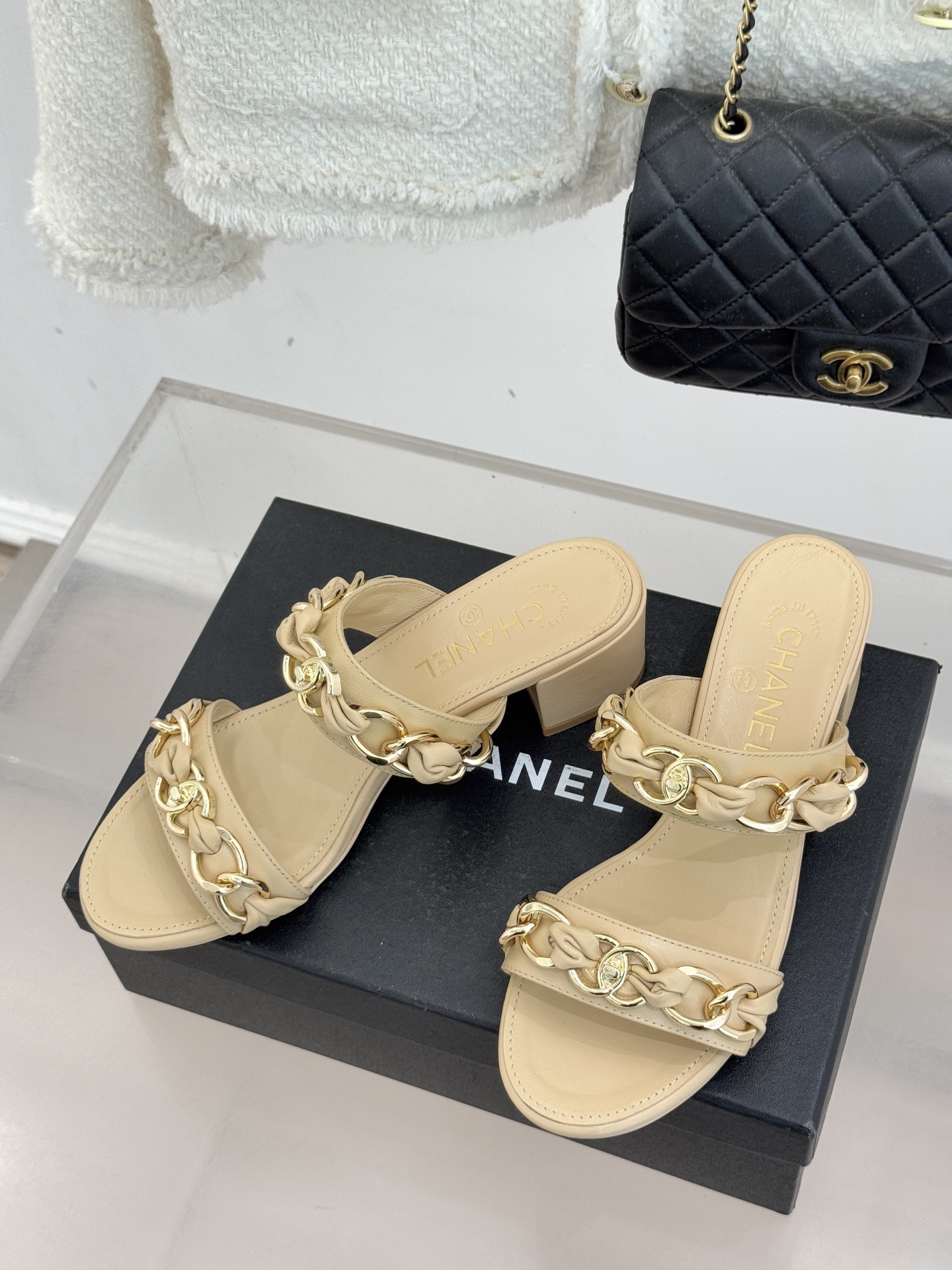 CHANE*｜小香双C书包扣大链条一字带凉鞋拖鞋把高定气场直接穿在脚上。经典菱格搭配醒目金属大链条复古书