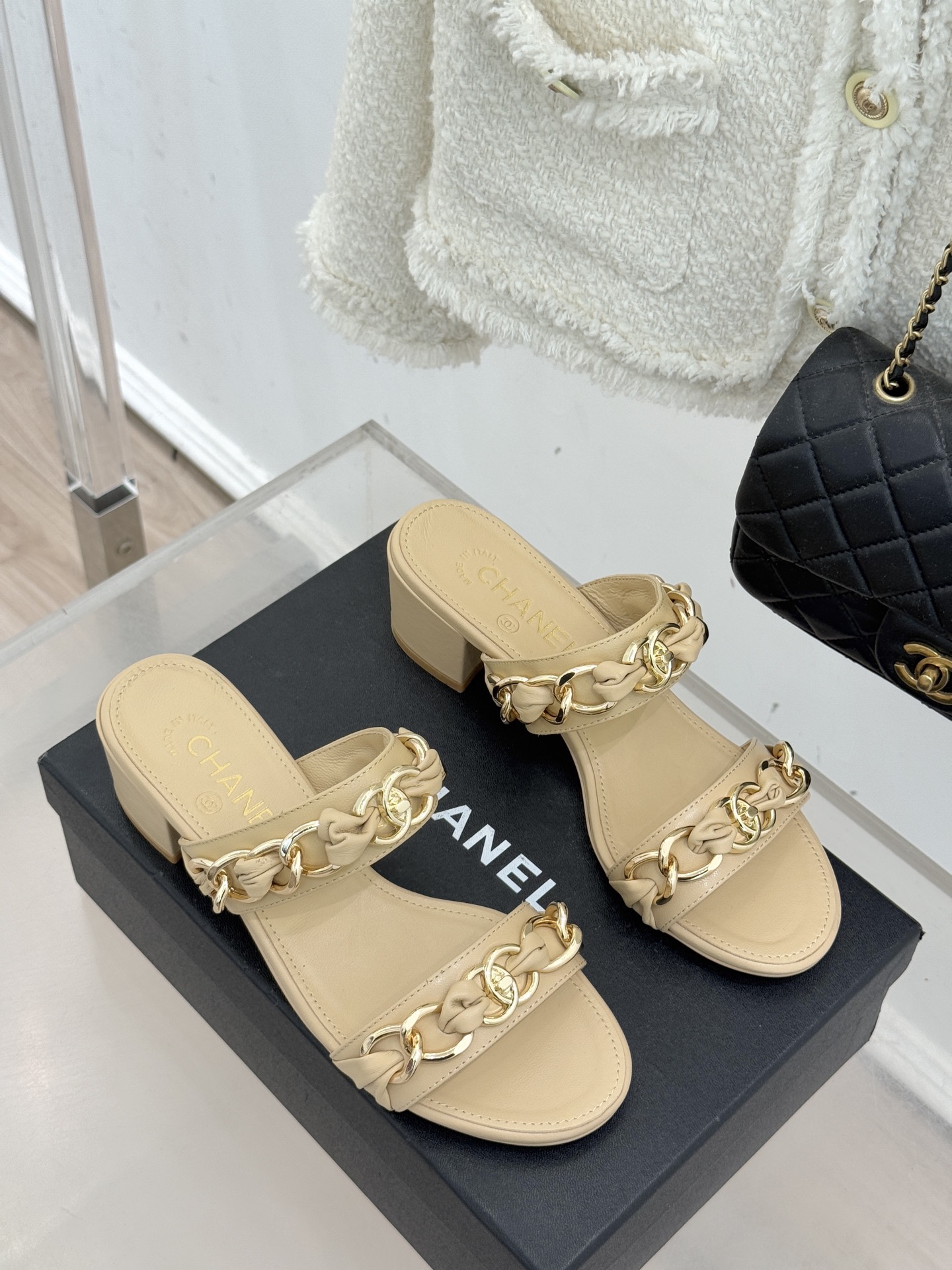 CHANE*｜小香双C书包扣大链条一字带凉鞋拖鞋把高定气场直接穿在脚上。经典菱格搭配醒目金属大链条复古书