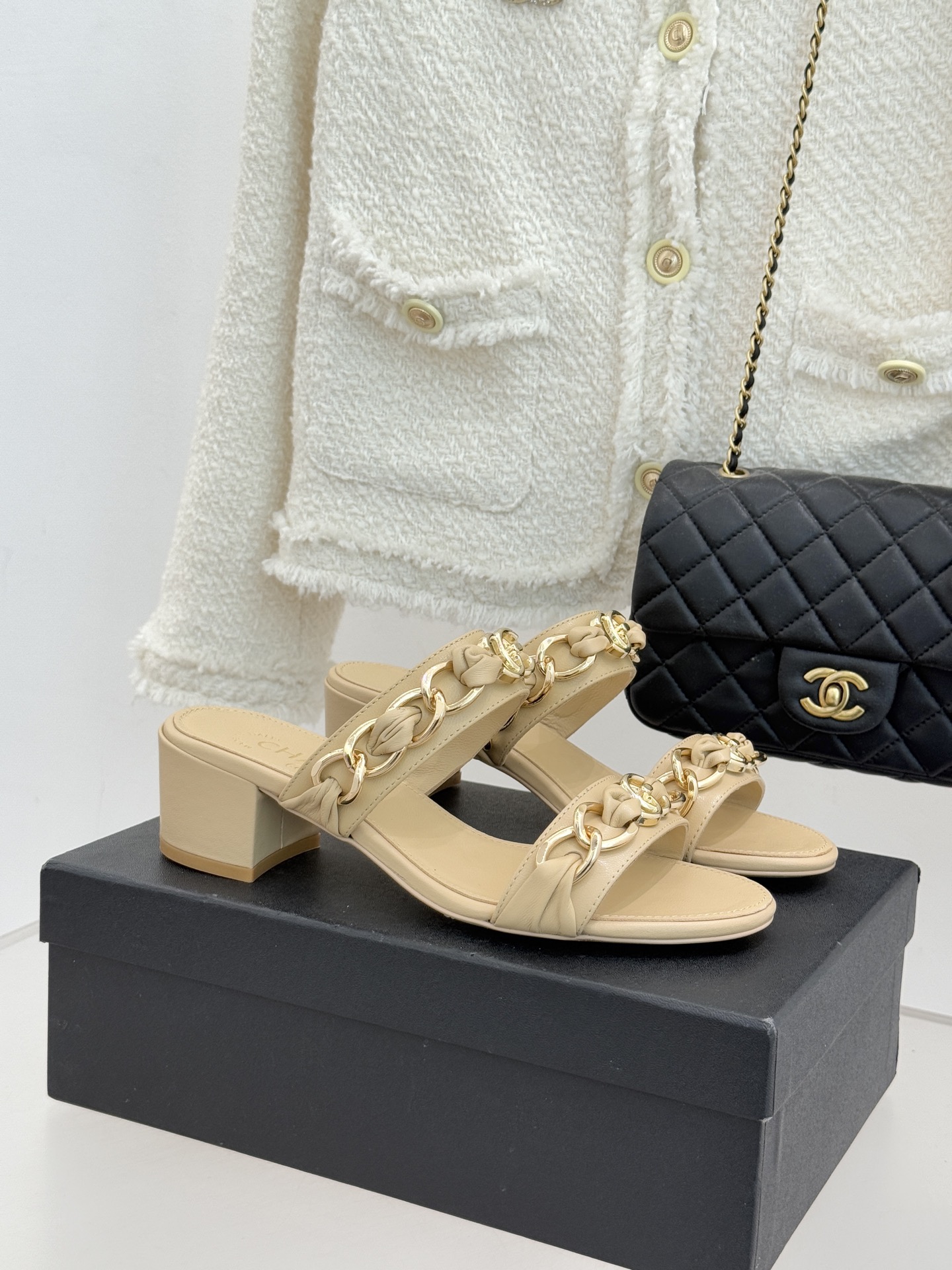 CHANE*｜小香双C书包扣大链条一字带凉鞋拖鞋把高定气场直接穿在脚上。经典菱格搭配醒目金属大链条复古书