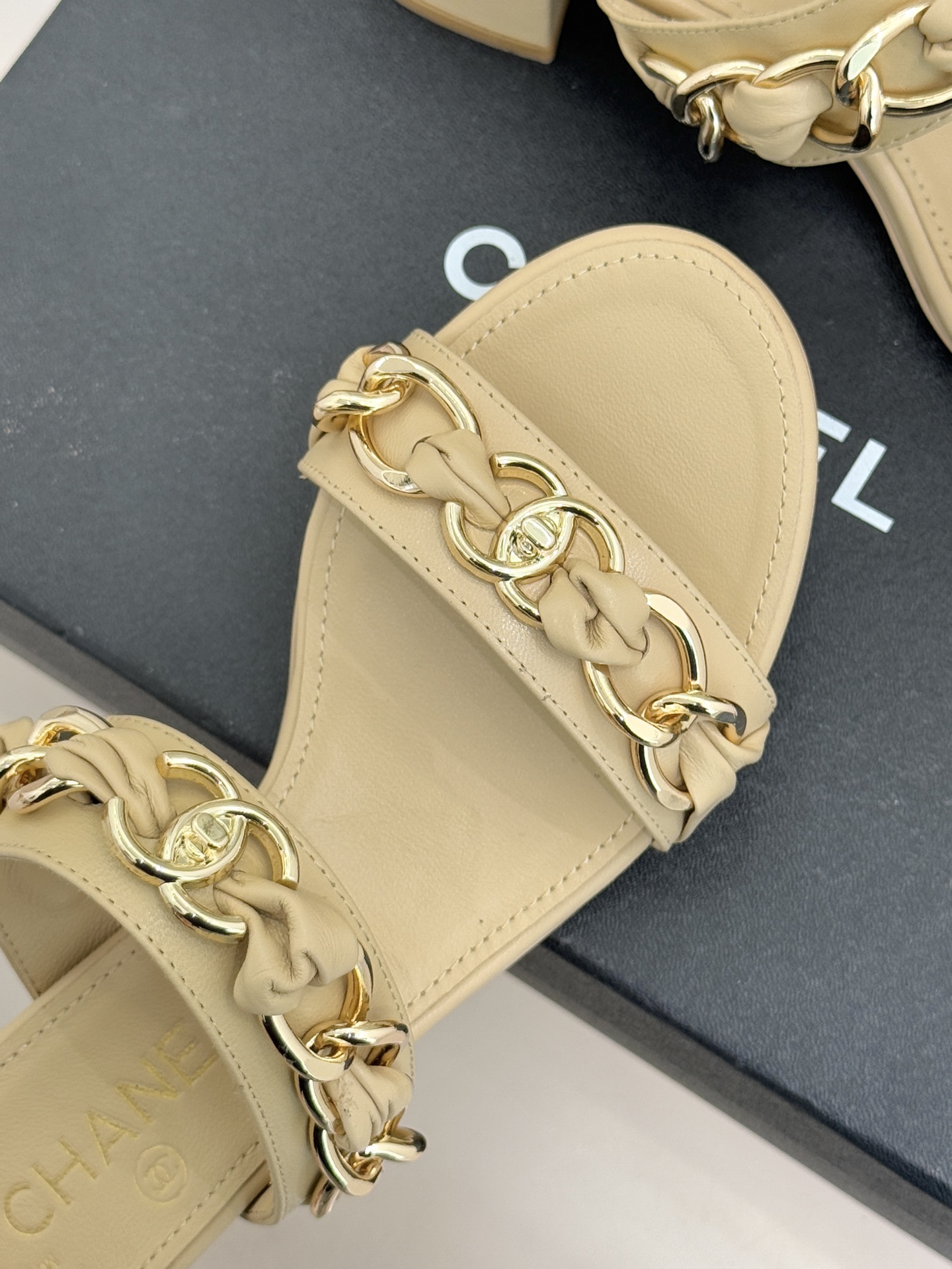 CHANE*｜小香双C书包扣大链条一字带凉鞋拖鞋把高定气场直接穿在脚上。经典菱格搭配醒目金属大链条复古书