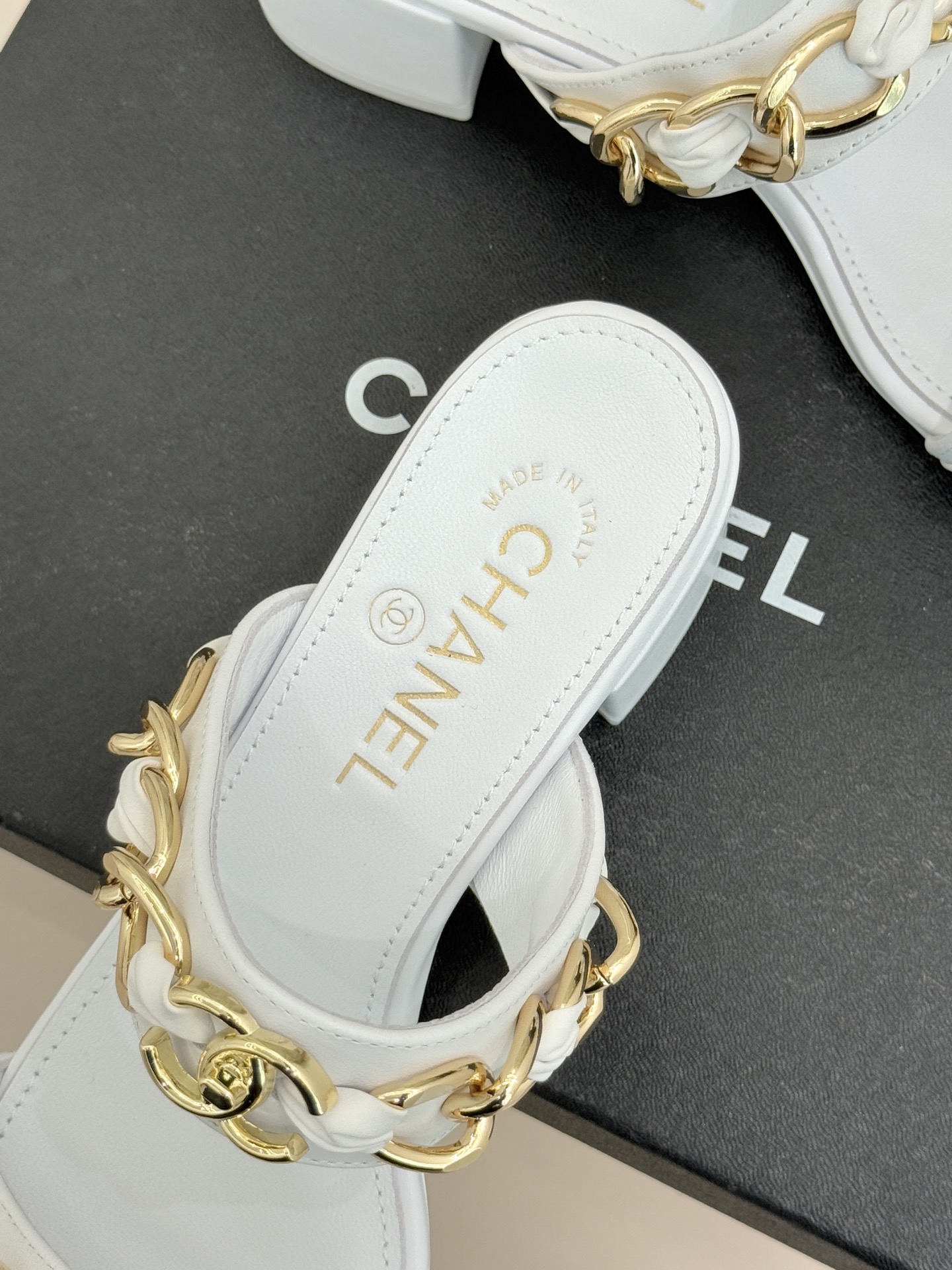 CHANE*｜小香双C书包扣大链条一字带凉鞋拖鞋把高定气场直接穿在脚上。经典菱格搭配醒目金属大链条复古书