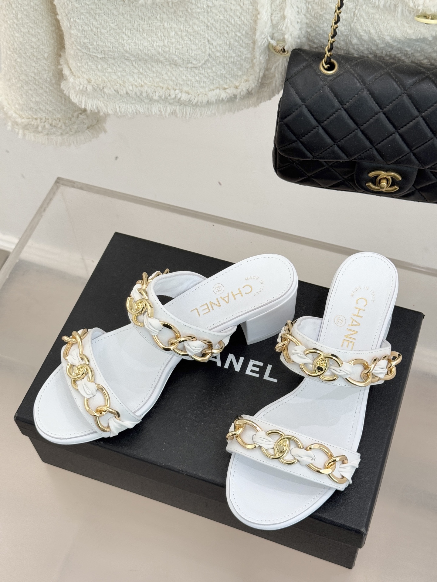 CHANE*｜小香双C书包扣大链条一字带凉鞋拖鞋把高定气场直接穿在脚上。经典菱格搭配醒目金属大链条复古书