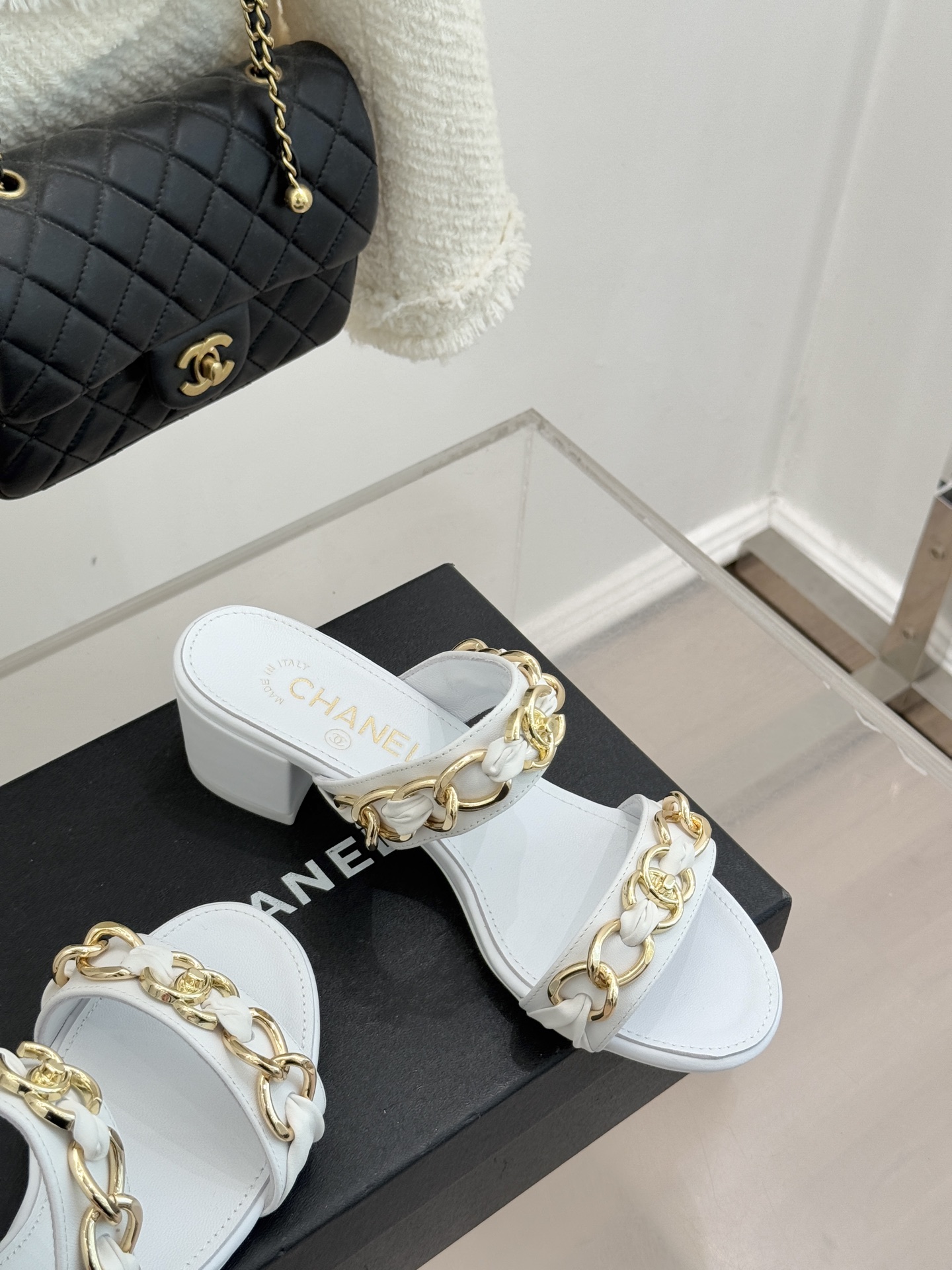 CHANE*｜小香双C书包扣大链条一字带凉鞋拖鞋把高定气场直接穿在脚上。经典菱格搭配醒目金属大链条复古书