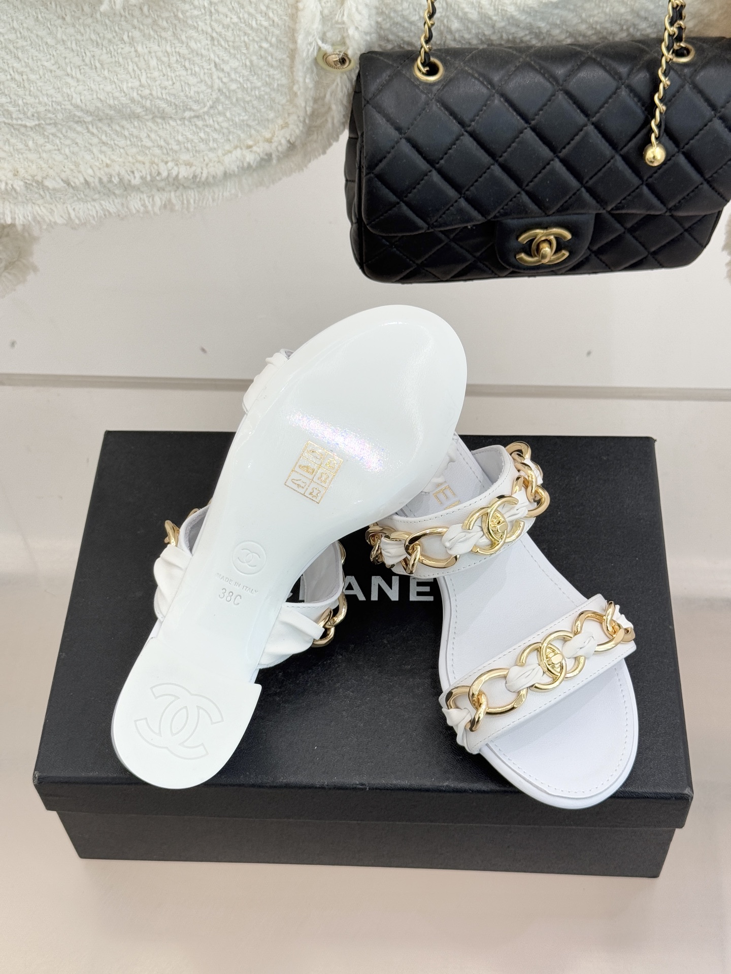 CHANE*｜小香双C书包扣大链条一字带凉鞋拖鞋把高定气场直接穿在脚上。经典菱格搭配醒目金属大链条复古书