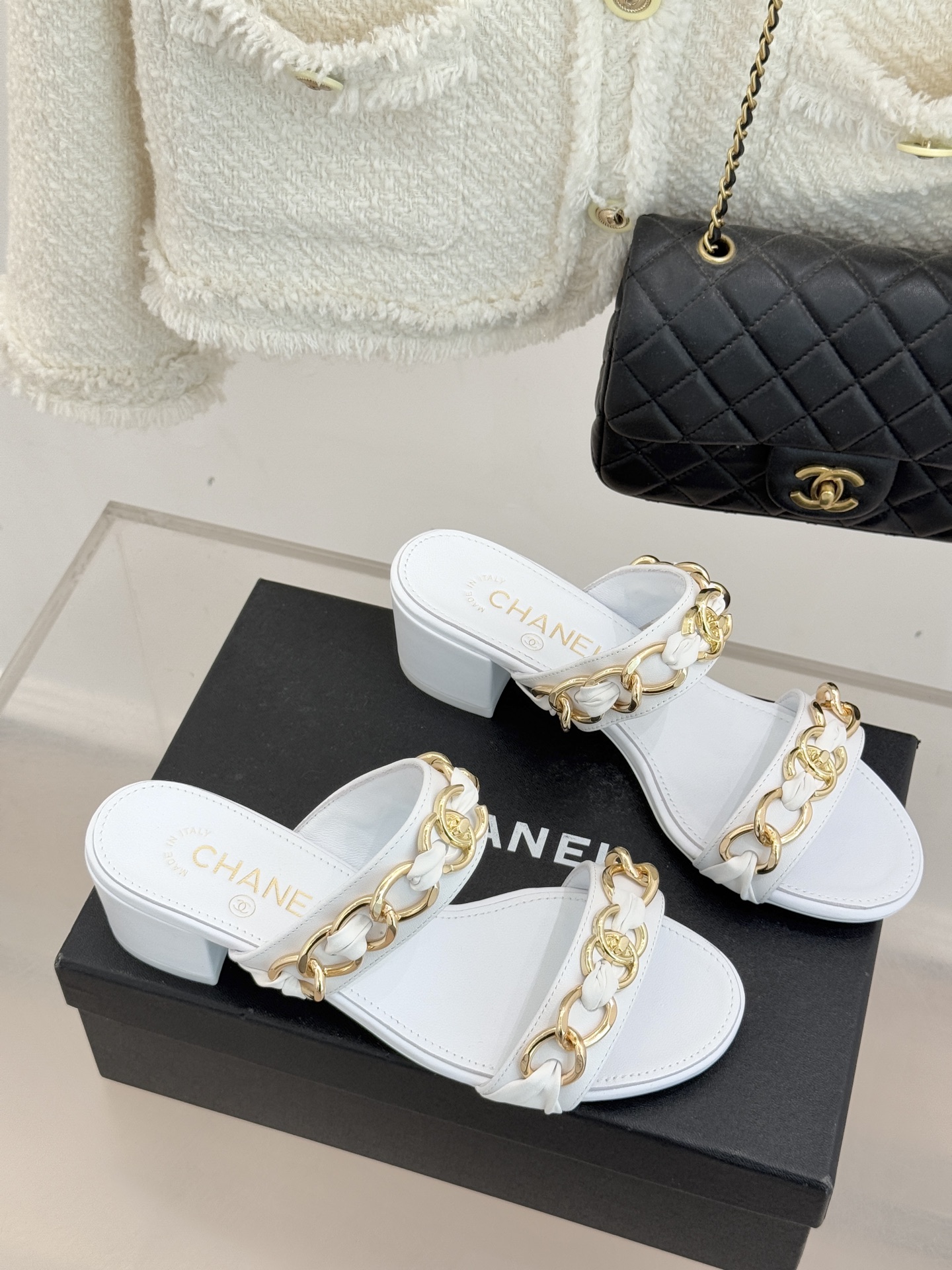 CHANE*｜小香双C书包扣大链条一字带凉鞋拖鞋把高定气场直接穿在脚上。经典菱格搭配醒目金属大链条复古书