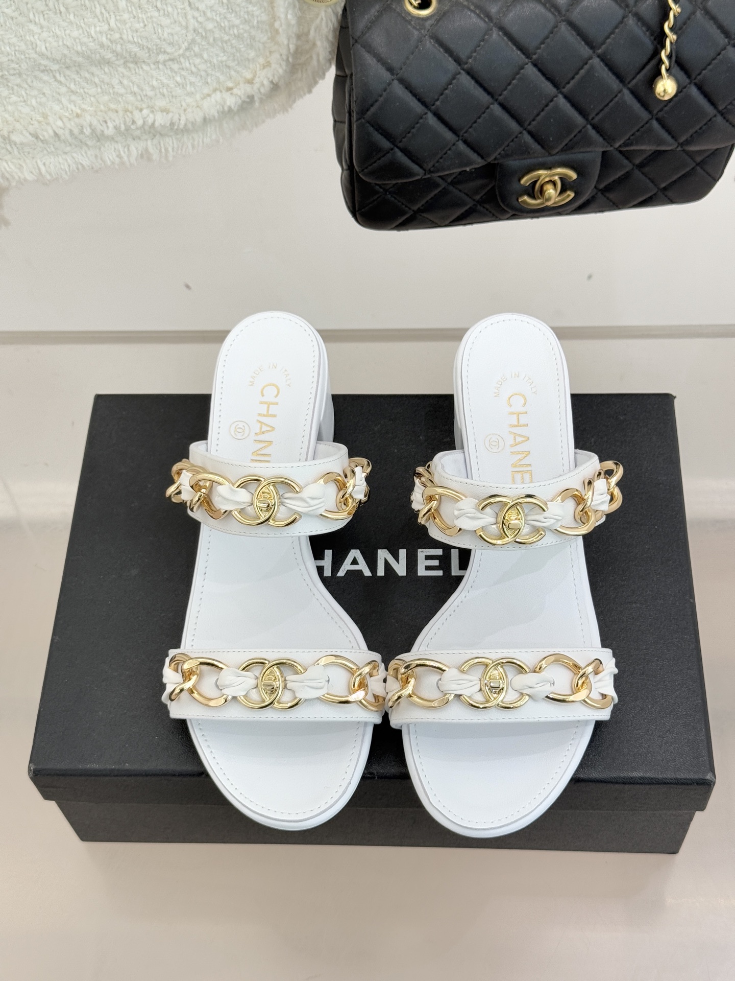 CHANE*｜小香双C书包扣大链条一字带凉鞋拖鞋把高定气场直接穿在脚上。经典菱格搭配醒目金属大链条复古书