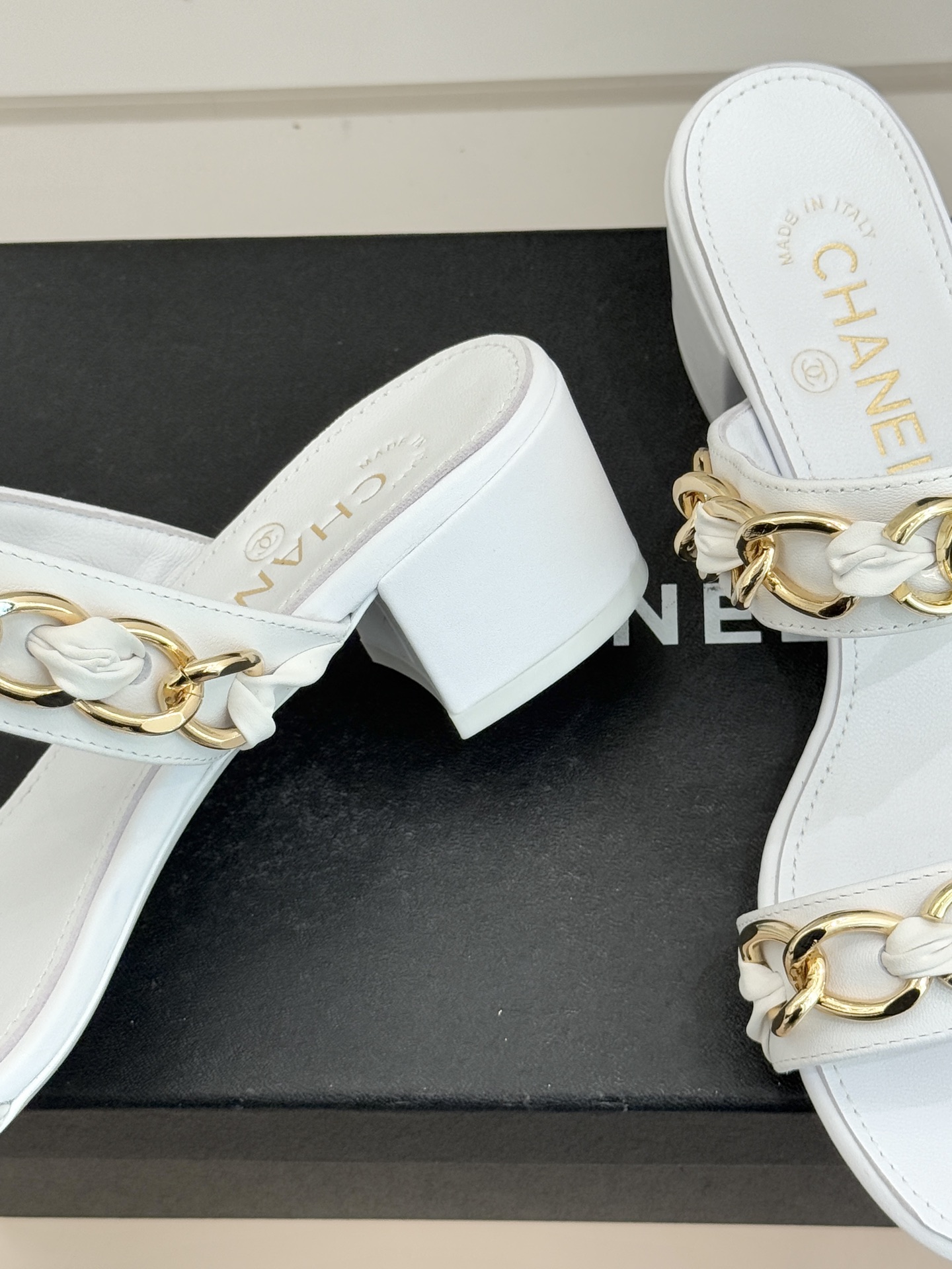 CHANE*｜小香双C书包扣大链条一字带凉鞋拖鞋把高定气场直接穿在脚上。经典菱格搭配醒目金属大链条复古书