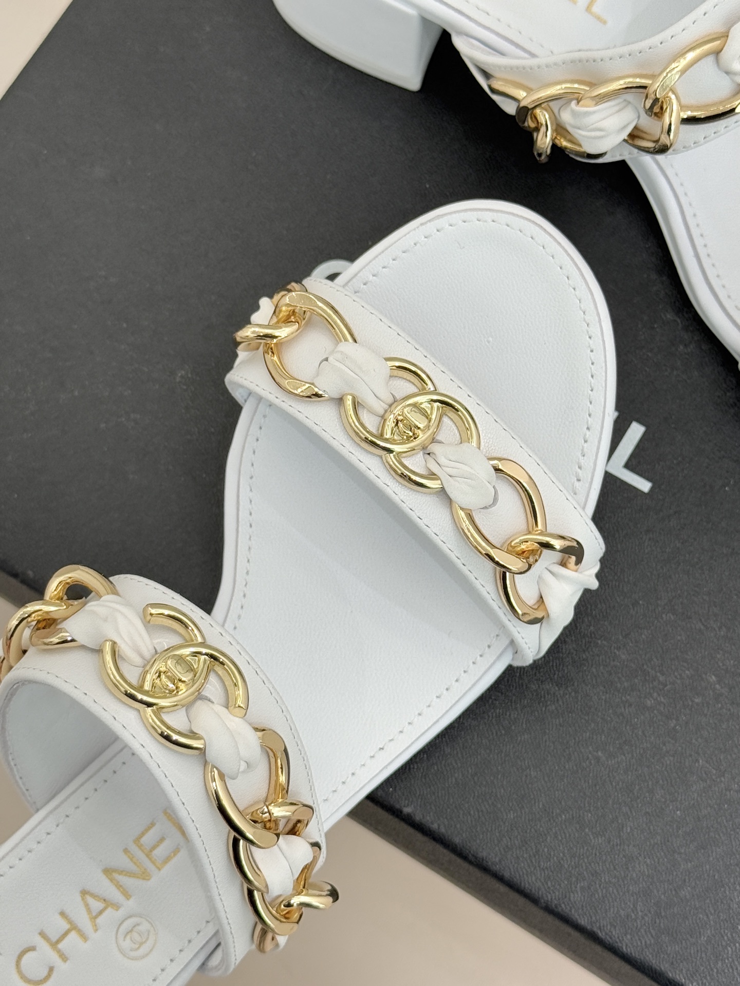 CHANE*｜小香双C书包扣大链条一字带凉鞋拖鞋把高定气场直接穿在脚上。经典菱格搭配醒目金属大链条复古书