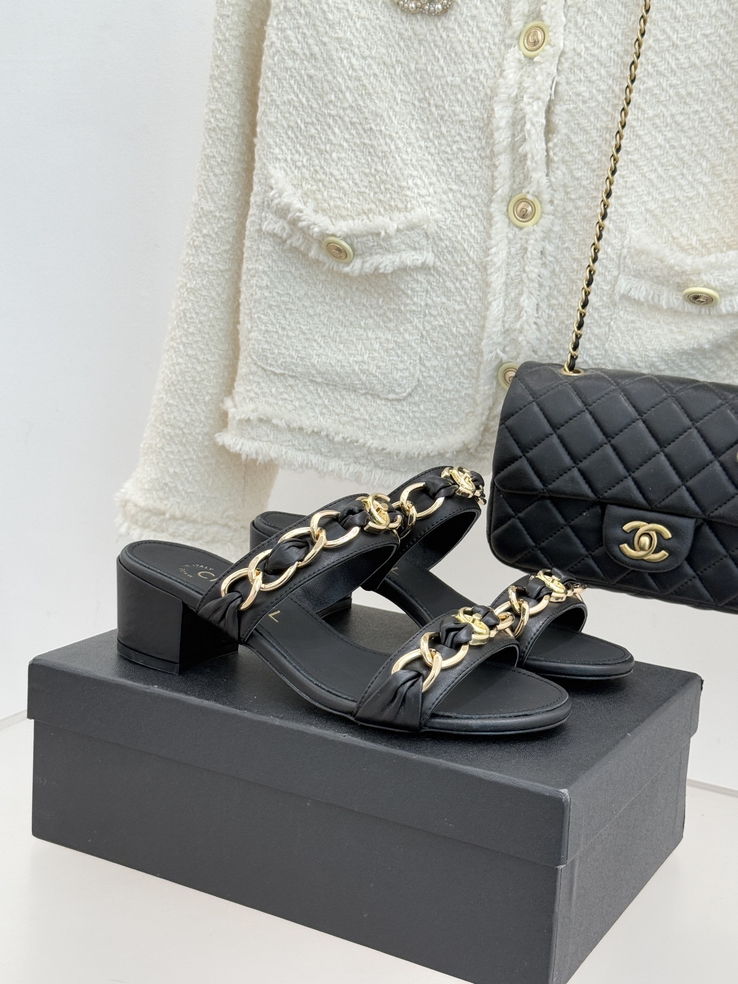 CHANE*｜小香双C书包扣大链条一字带凉鞋拖鞋把高定气场直接穿在脚上。经典菱格搭配醒目金属大链条复古书