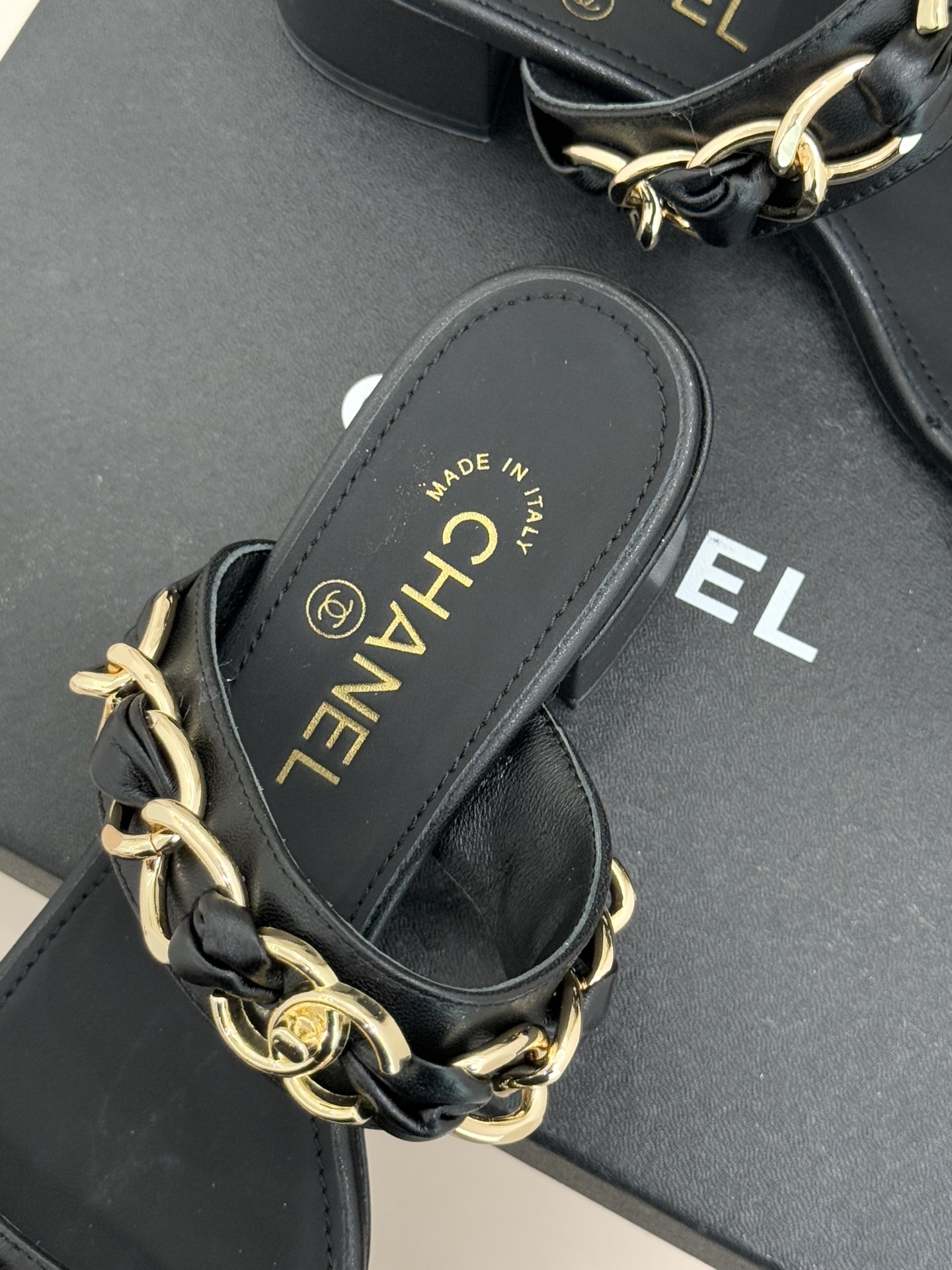 CHANE*｜小香双C书包扣大链条一字带凉鞋拖鞋把高定气场直接穿在脚上。经典菱格搭配醒目金属大链条复古书