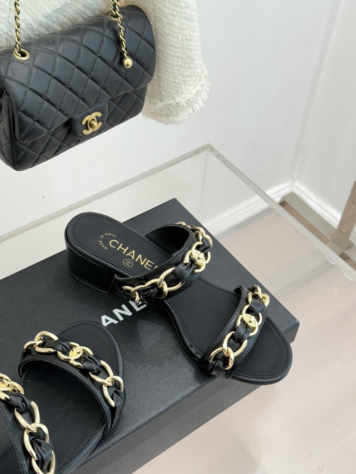 CHANE*｜小香双C书包扣大链条一字带凉鞋拖鞋把高定气场直接穿在脚上。经典菱格搭配醒目金属大链条复古书