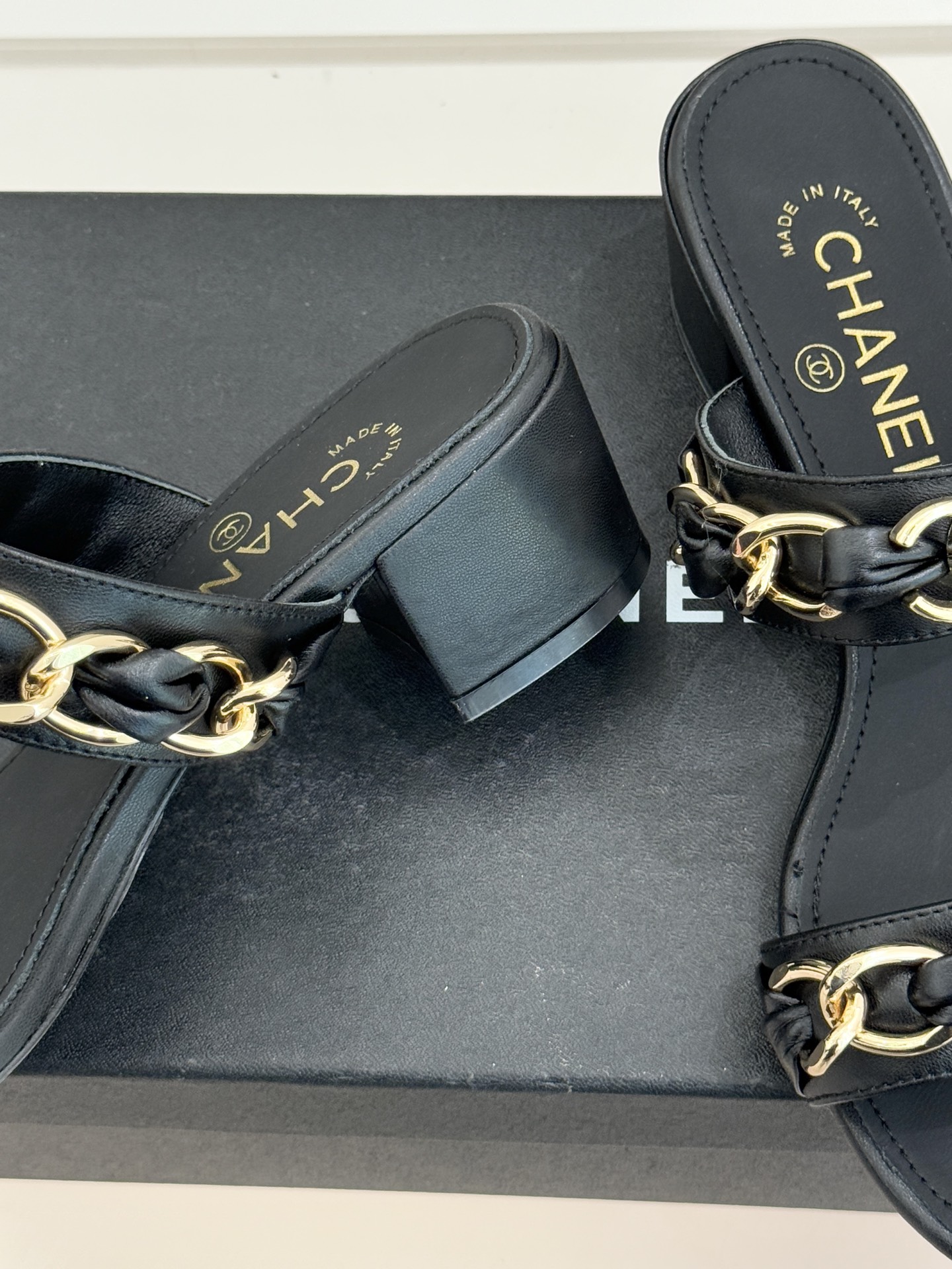 CHANE*｜小香双C书包扣大链条一字带凉鞋拖鞋把高定气场直接穿在脚上。经典菱格搭配醒目金属大链条复古书