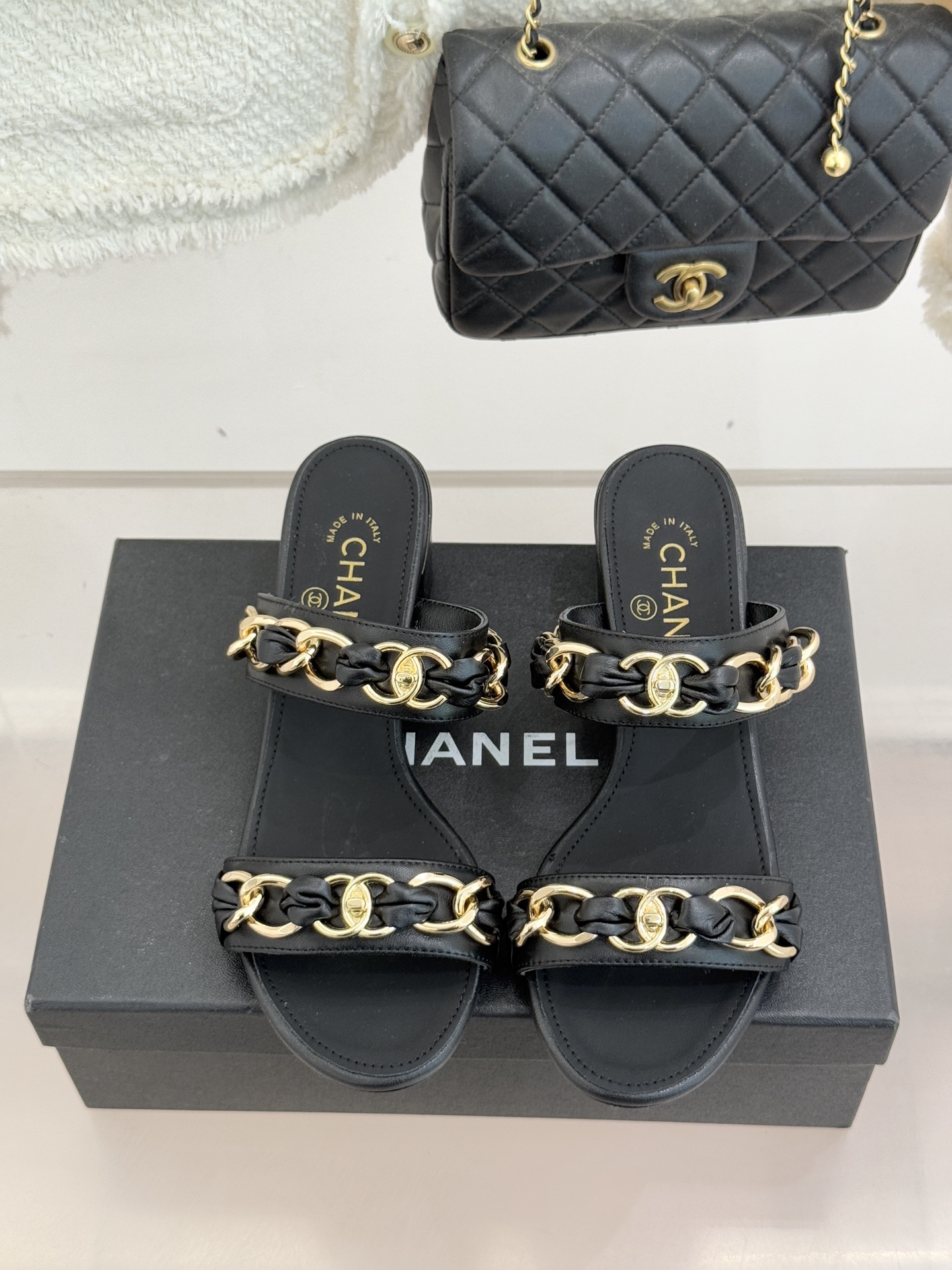 CHANE*｜小香双C书包扣大链条一字带凉鞋拖鞋把高定气场直接穿在脚上。经典菱格搭配醒目金属大链条复古书