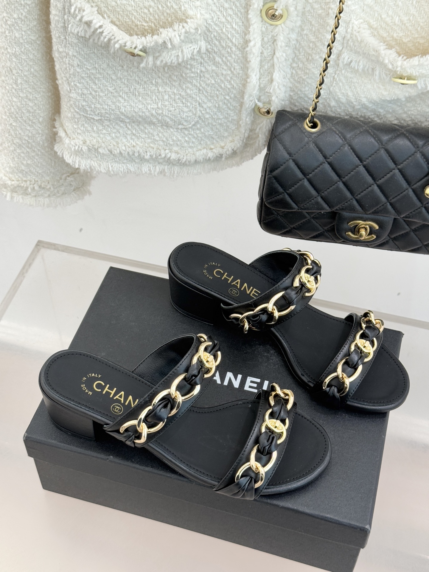 CHANE*｜小香双C书包扣大链条一字带凉鞋拖鞋把高定气场直接穿在脚上。经典菱格搭配醒目金属大链条复古书