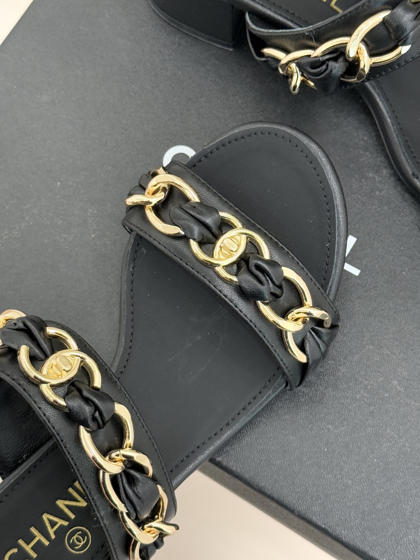 CHANE*｜小香双C书包扣大链条一字带凉鞋拖鞋把高定气场直接穿在脚上。经典菱格搭配醒目金属大链条复古书