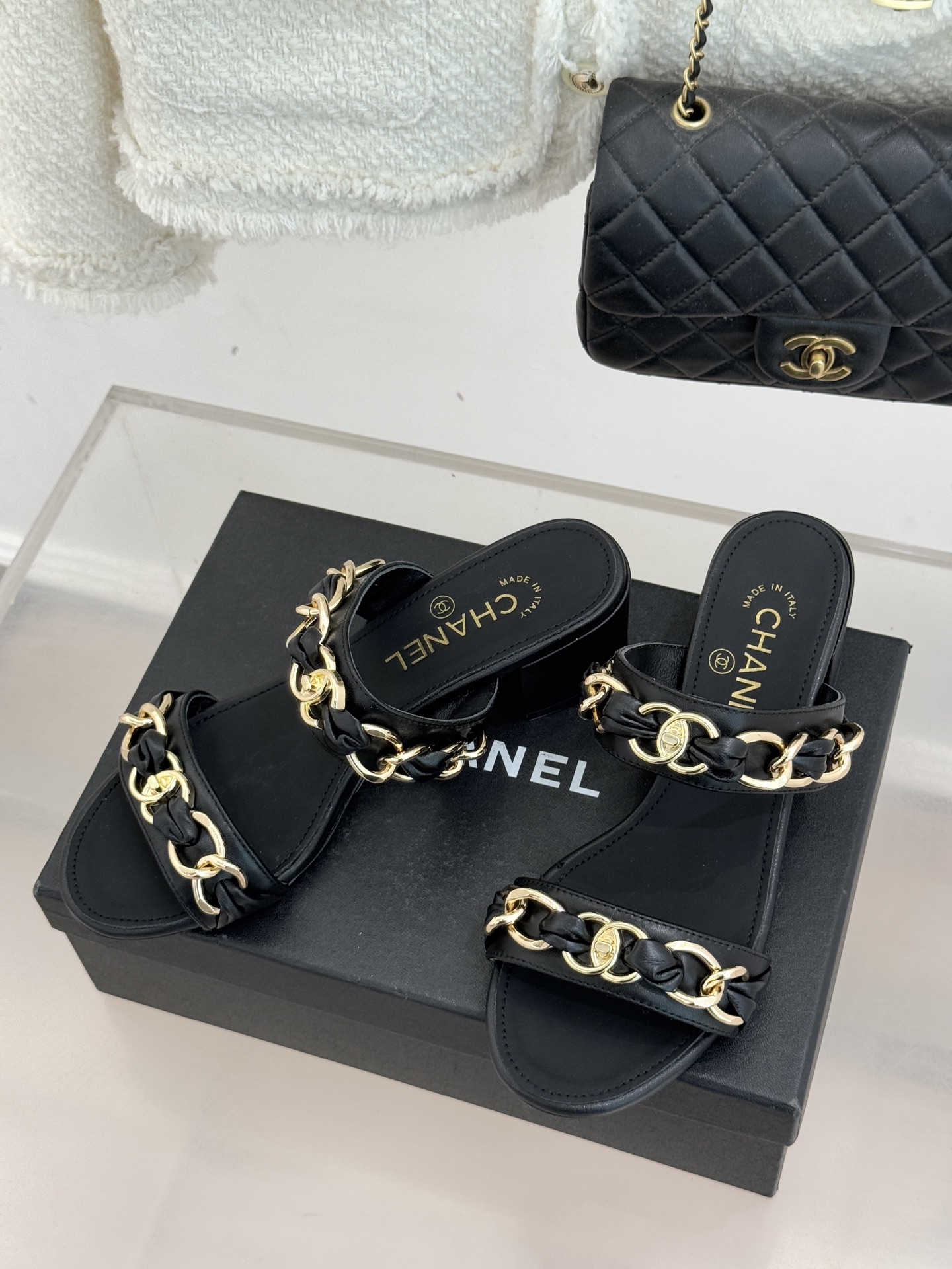 CHANE*｜小香双C书包扣大链条一字带凉鞋拖鞋把高定气场直接穿在脚上。经典菱格搭配醒目金属大链条复古书