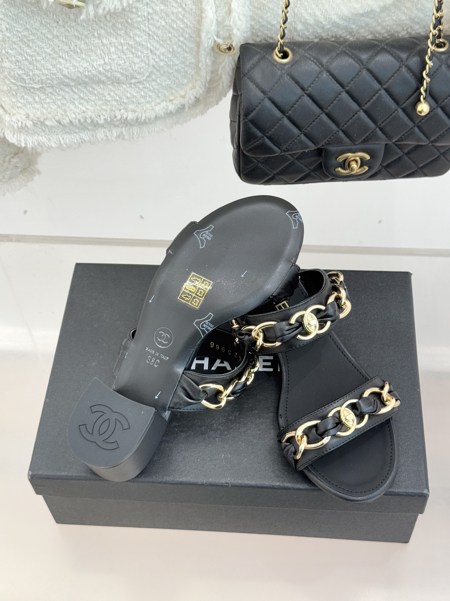 CHANE*｜小香双C书包扣大链条一字带凉鞋拖鞋把高定气场直接穿在脚上。经典菱格搭配醒目金属大链条复古书