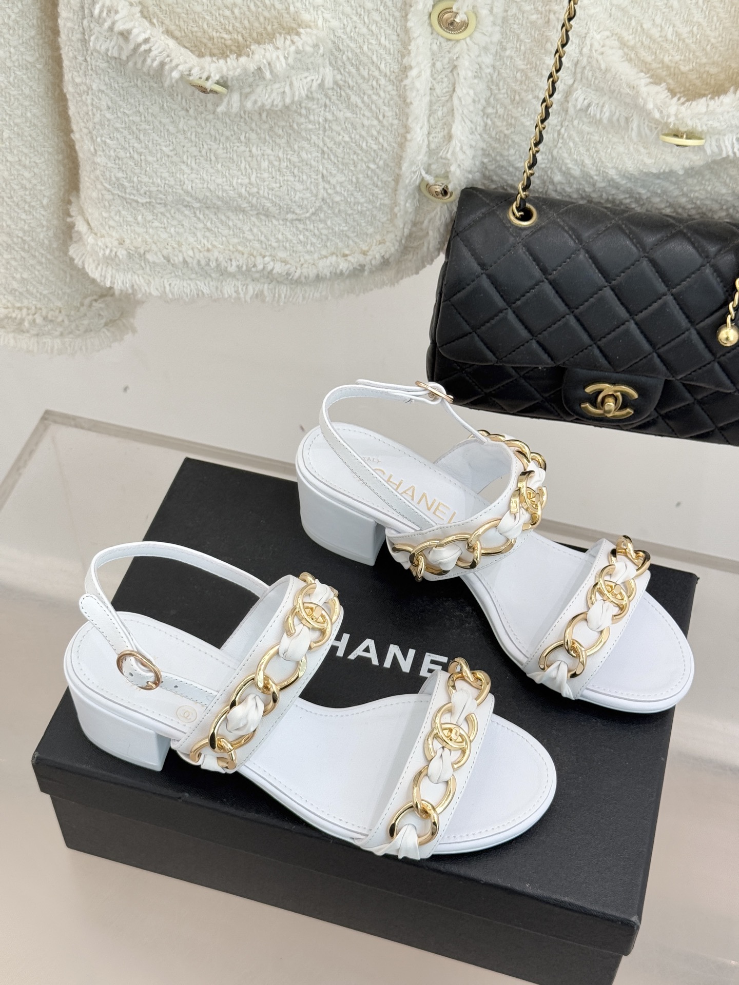 CHANE*｜小香双C书包扣大链条一字带凉鞋拖鞋把高定气场直接穿在脚上。经典菱格搭配醒目金属大链条复古书