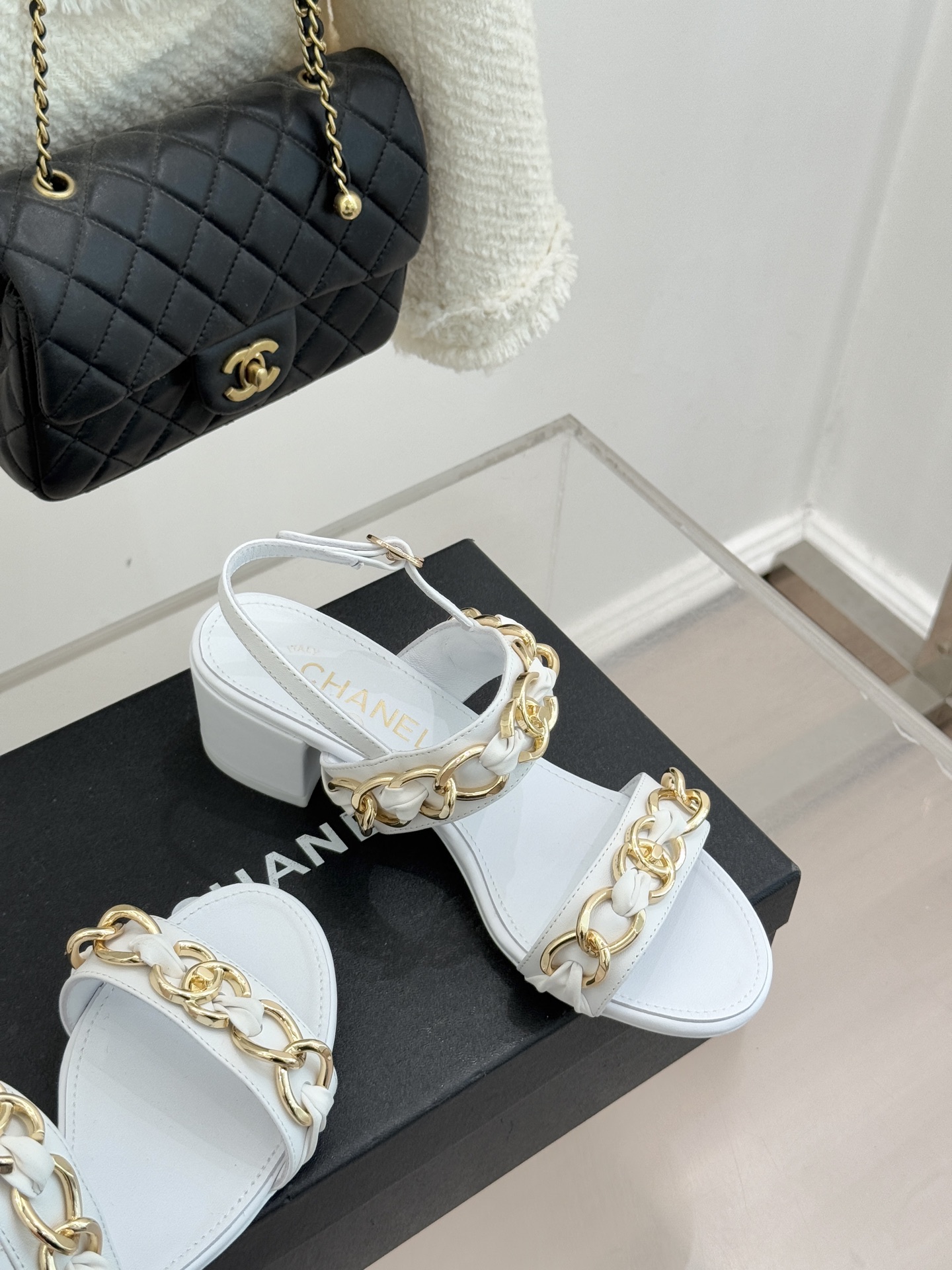 CHANE*｜小香双C书包扣大链条一字带凉鞋拖鞋把高定气场直接穿在脚上。经典菱格搭配醒目金属大链条复古书