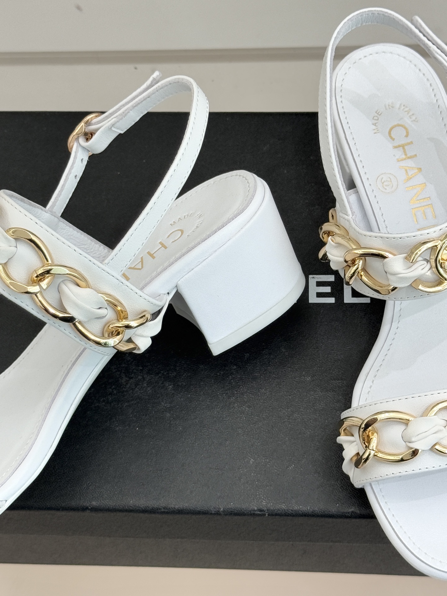 CHANE*｜小香双C书包扣大链条一字带凉鞋拖鞋把高定气场直接穿在脚上。经典菱格搭配醒目金属大链条复古书