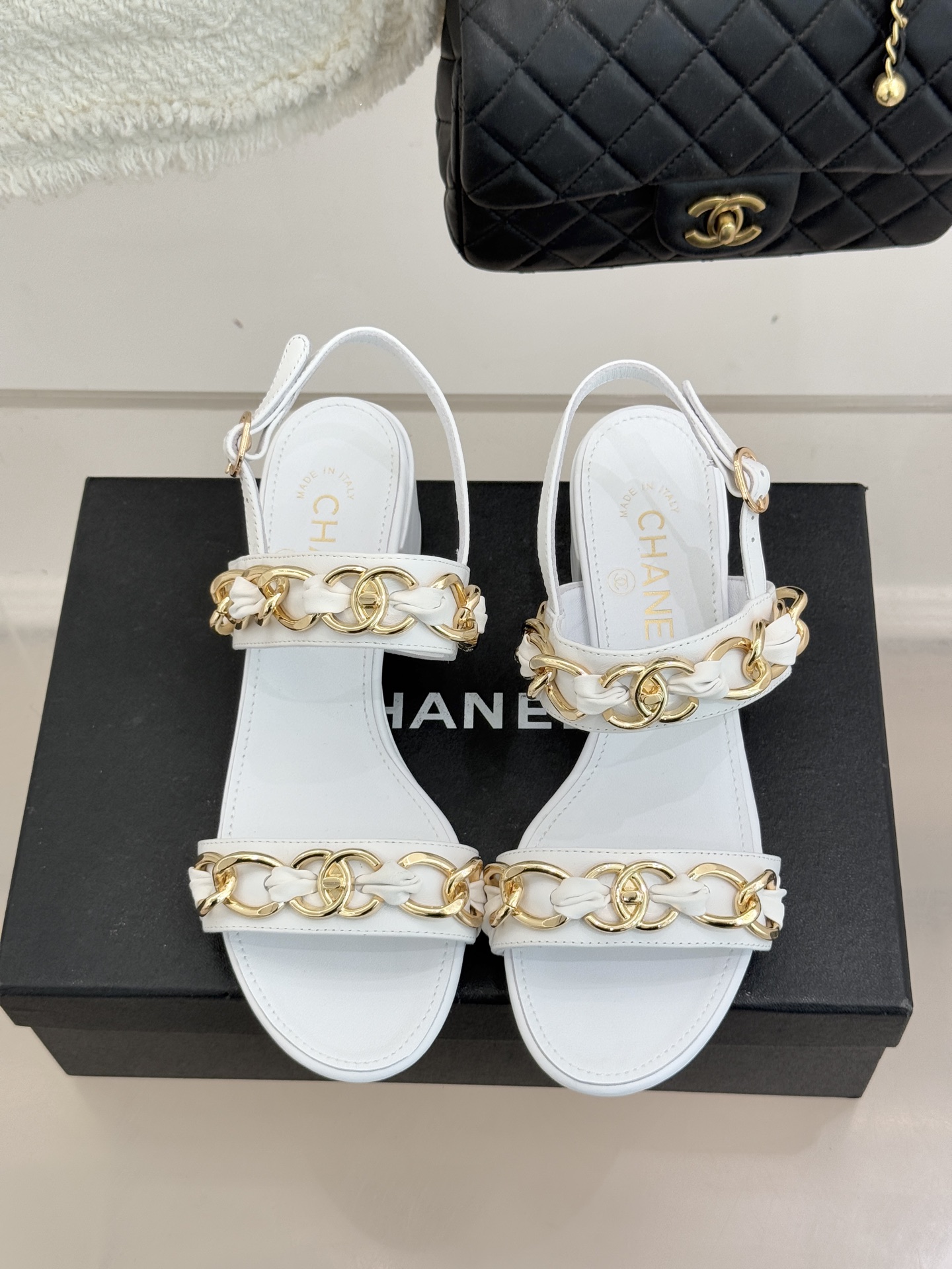 CHANE*｜小香双C书包扣大链条一字带凉鞋拖鞋把高定气场直接穿在脚上。经典菱格搭配醒目金属大链条复古书