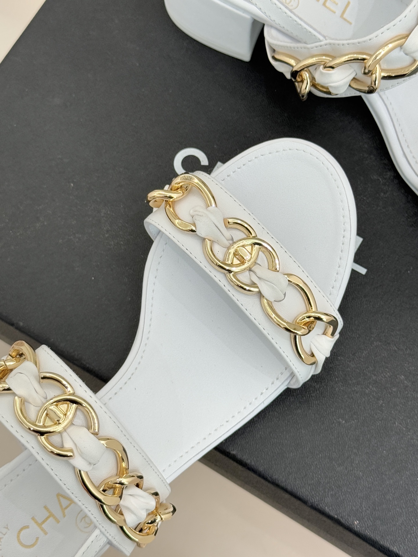 CHANE*｜小香双C书包扣大链条一字带凉鞋拖鞋把高定气场直接穿在脚上。经典菱格搭配醒目金属大链条复古书