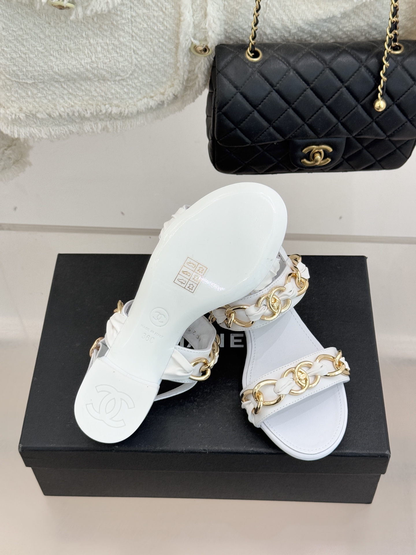 CHANE*｜小香双C书包扣大链条一字带凉鞋拖鞋把高定气场直接穿在脚上。经典菱格搭配醒目金属大链条复古书