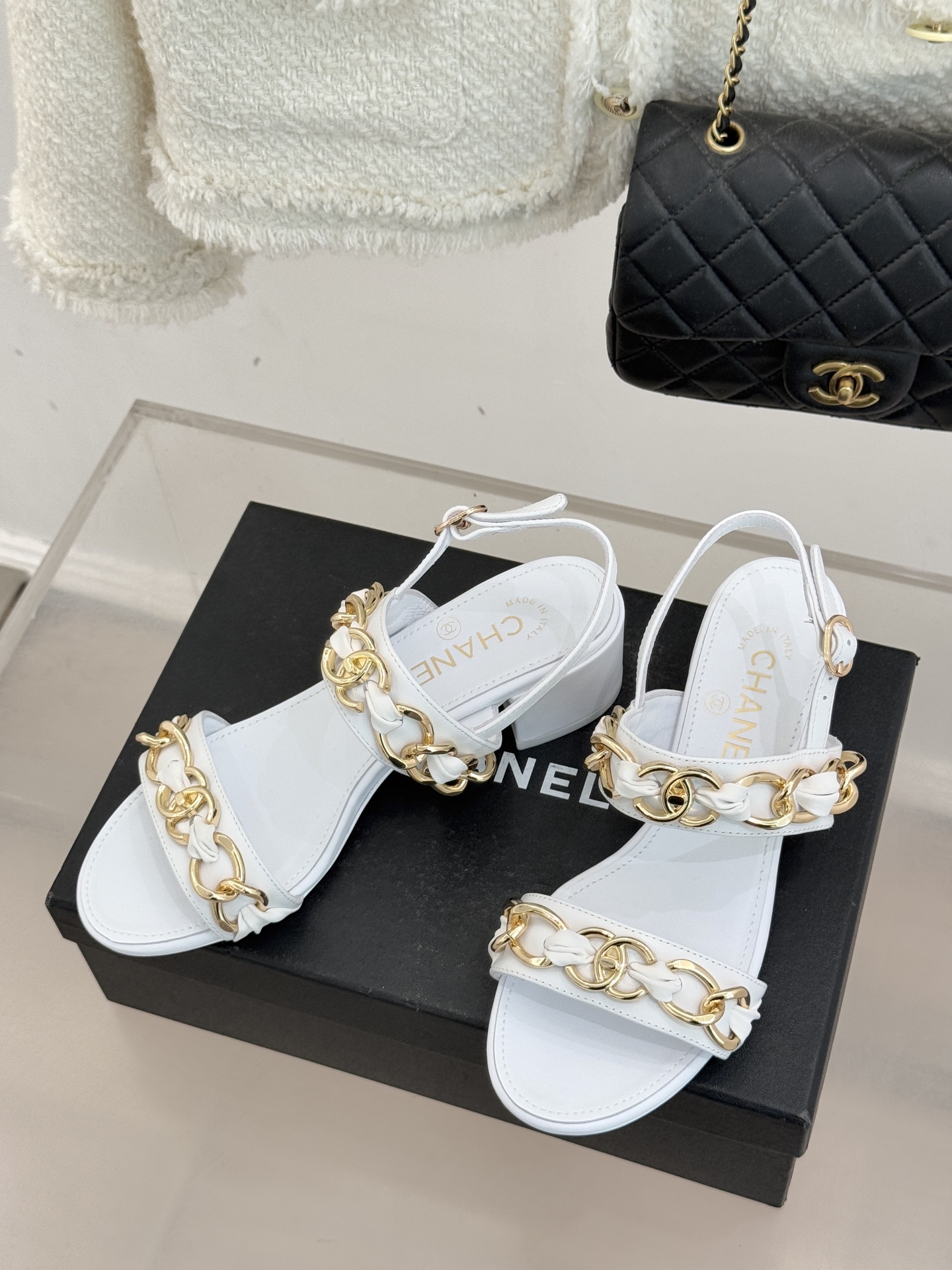 CHANE*｜小香双C书包扣大链条一字带凉鞋拖鞋把高定气场直接穿在脚上。经典菱格搭配醒目金属大链条复古书