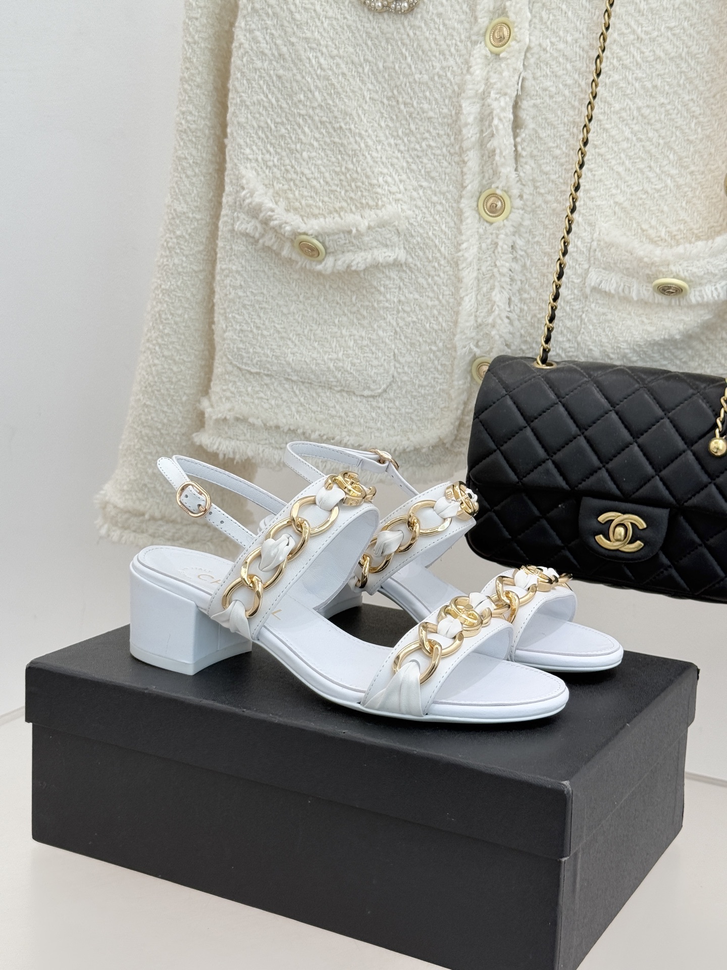 CHANE*｜小香双C书包扣大链条一字带凉鞋拖鞋把高定气场直接穿在脚上。经典菱格搭配醒目金属大链条复古书