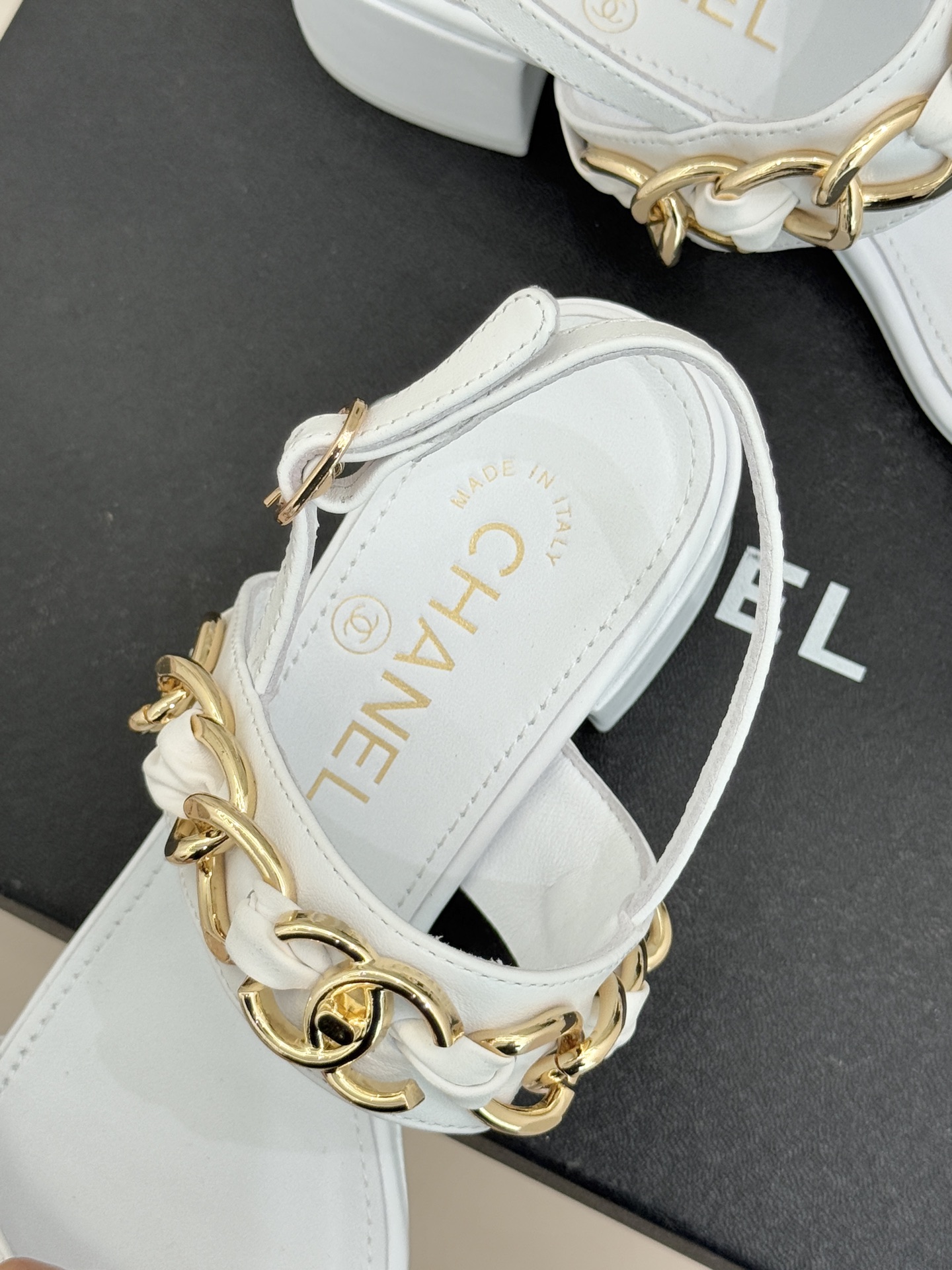 CHANE*｜小香双C书包扣大链条一字带凉鞋拖鞋把高定气场直接穿在脚上。经典菱格搭配醒目金属大链条复古书