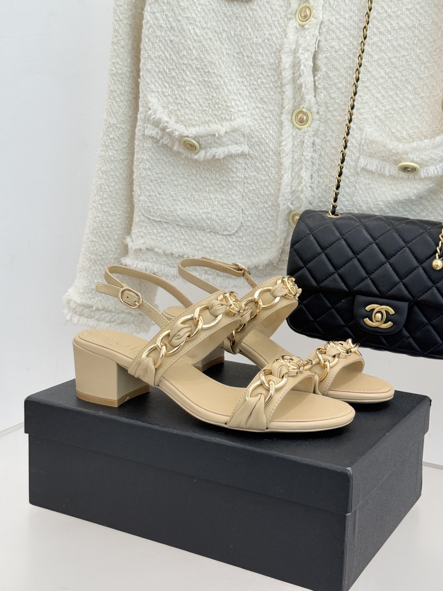 CHANE*｜小香双C书包扣大链条一字带凉鞋拖鞋把高定气场直接穿在脚上。经典菱格搭配醒目金属大链条复古书