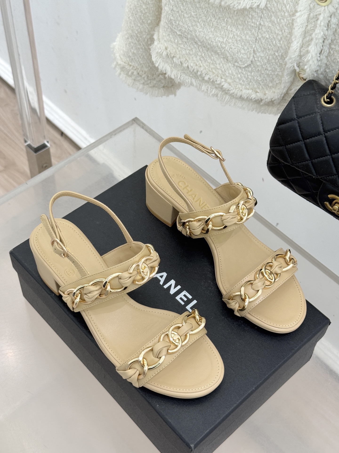 CHANE*｜小香双C书包扣大链条一字带凉鞋拖鞋把高定气场直接穿在脚上。经典菱格搭配醒目金属大链条复古书