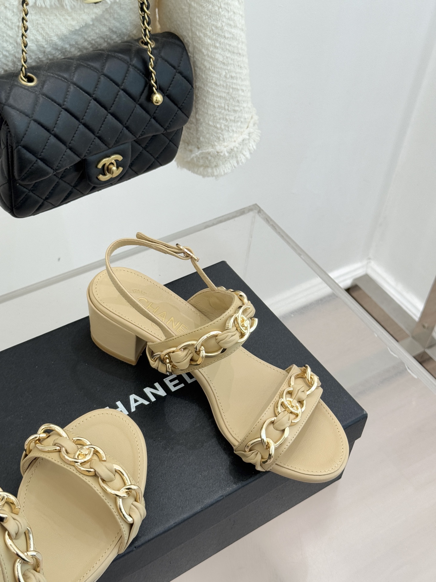 CHANE*｜小香双C书包扣大链条一字带凉鞋拖鞋把高定气场直接穿在脚上。经典菱格搭配醒目金属大链条复古书