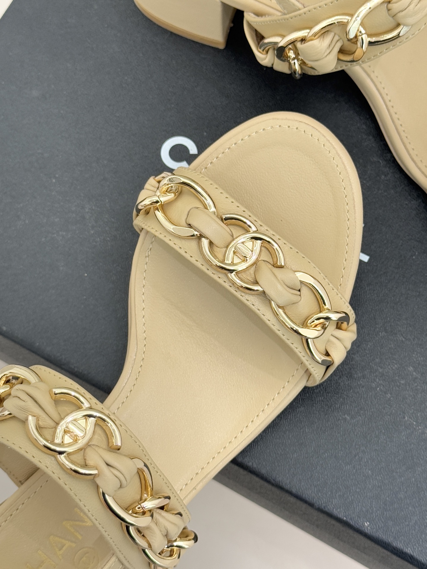 CHANE*｜小香双C书包扣大链条一字带凉鞋拖鞋把高定气场直接穿在脚上。经典菱格搭配醒目金属大链条复古书