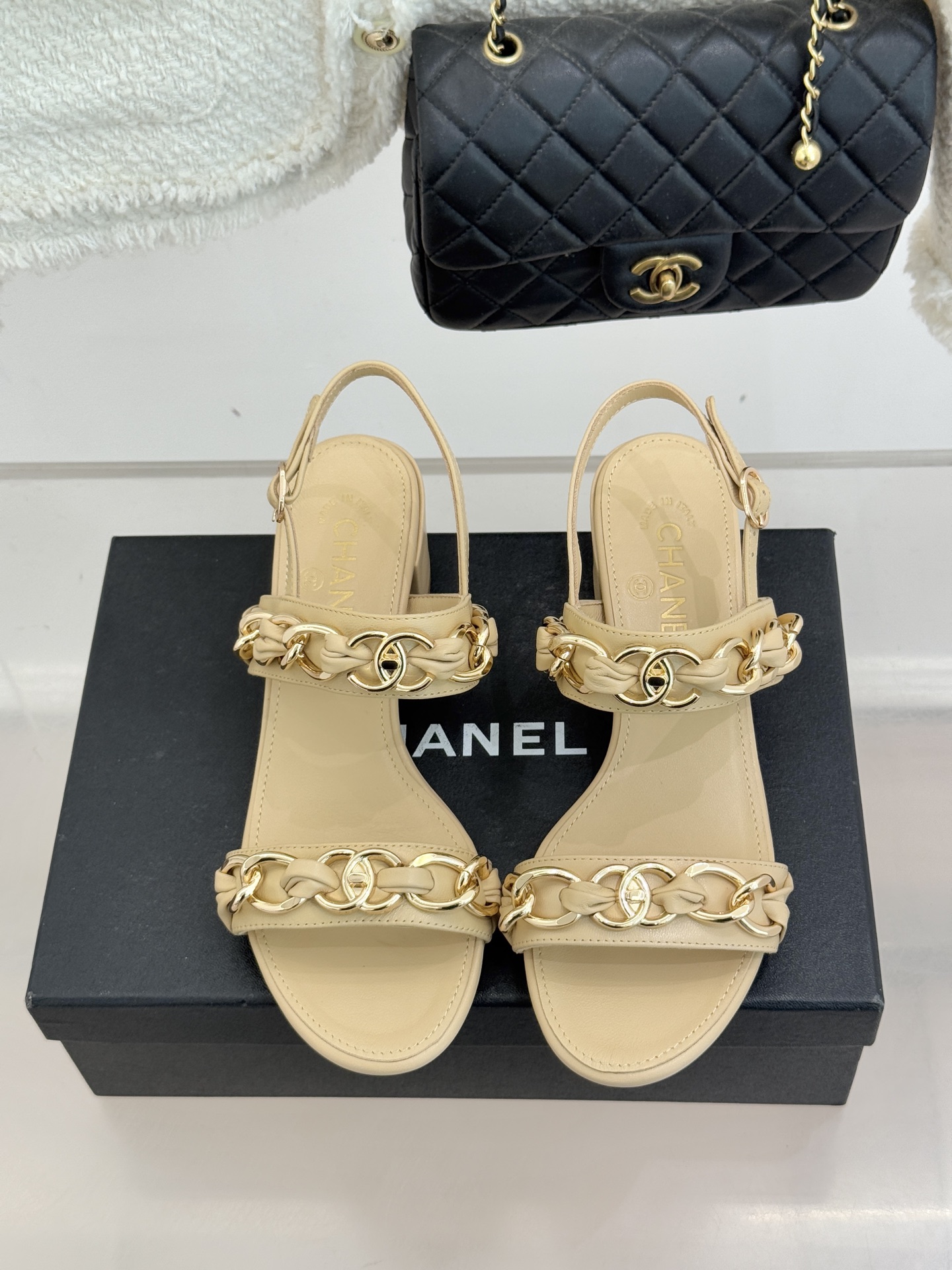 CHANE*｜小香双C书包扣大链条一字带凉鞋拖鞋把高定气场直接穿在脚上。经典菱格搭配醒目金属大链条复古书