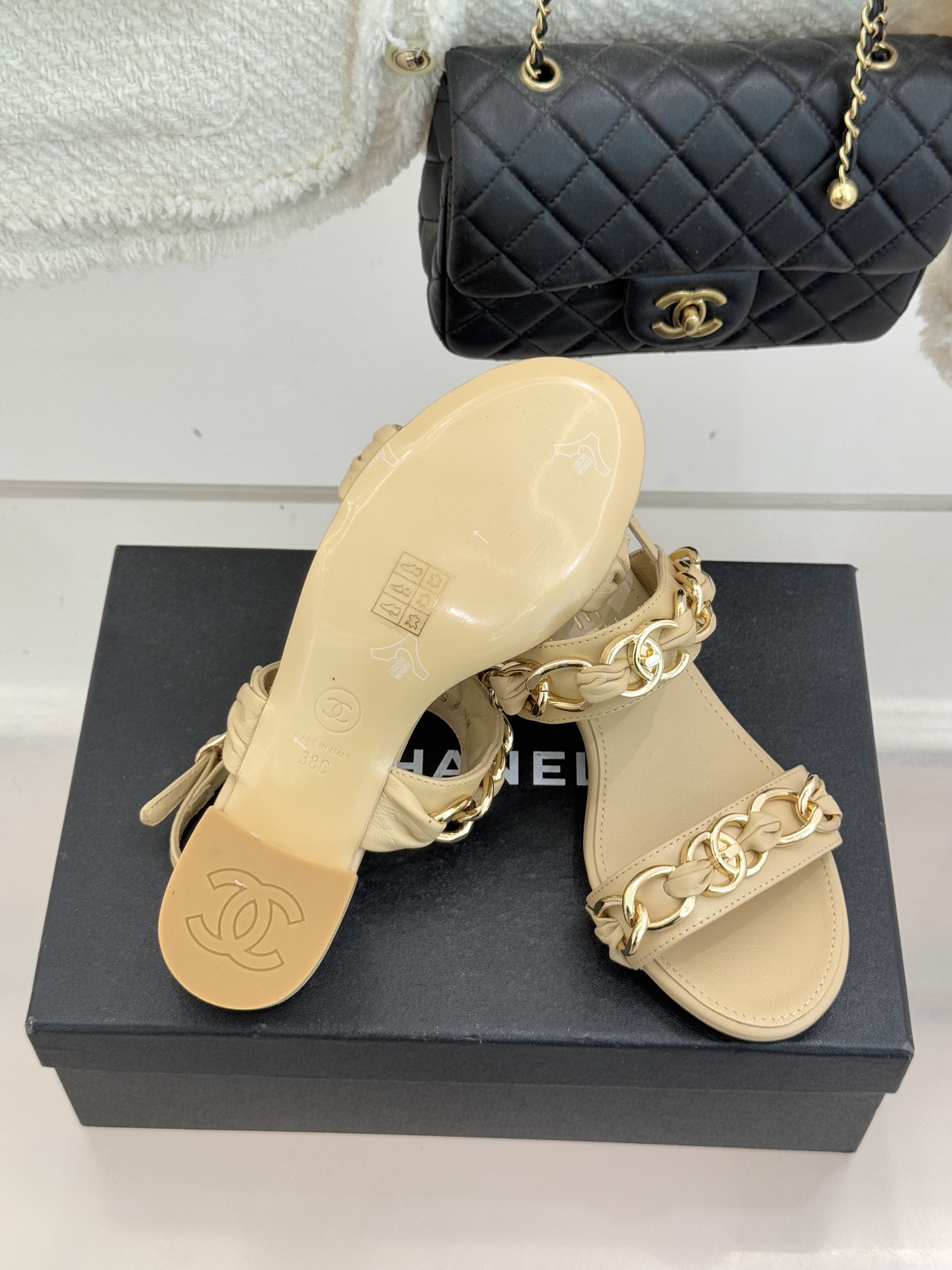 CHANE*｜小香双C书包扣大链条一字带凉鞋拖鞋把高定气场直接穿在脚上。经典菱格搭配醒目金属大链条复古书