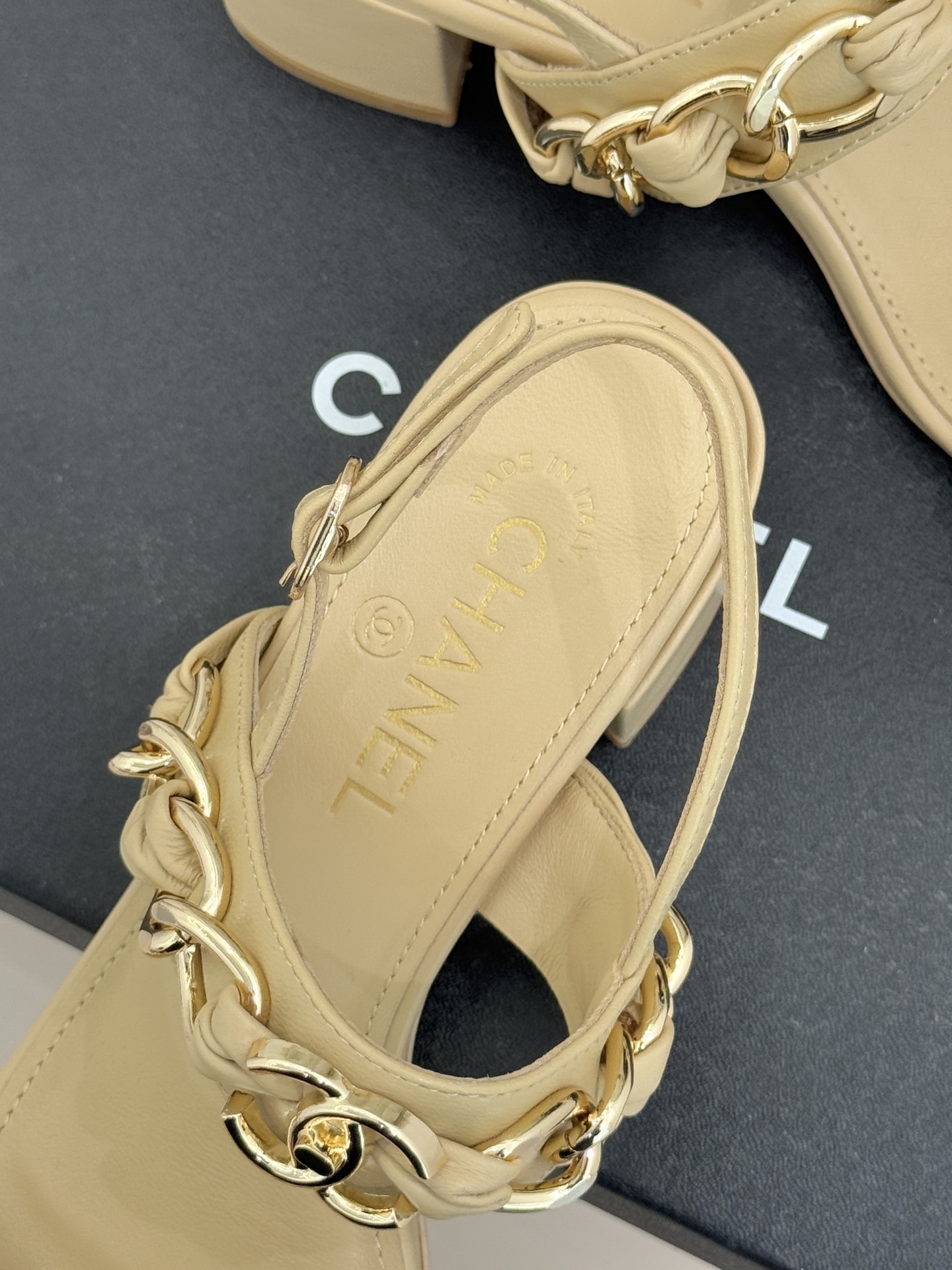 CHANE*｜小香双C书包扣大链条一字带凉鞋拖鞋把高定气场直接穿在脚上。经典菱格搭配醒目金属大链条复古书