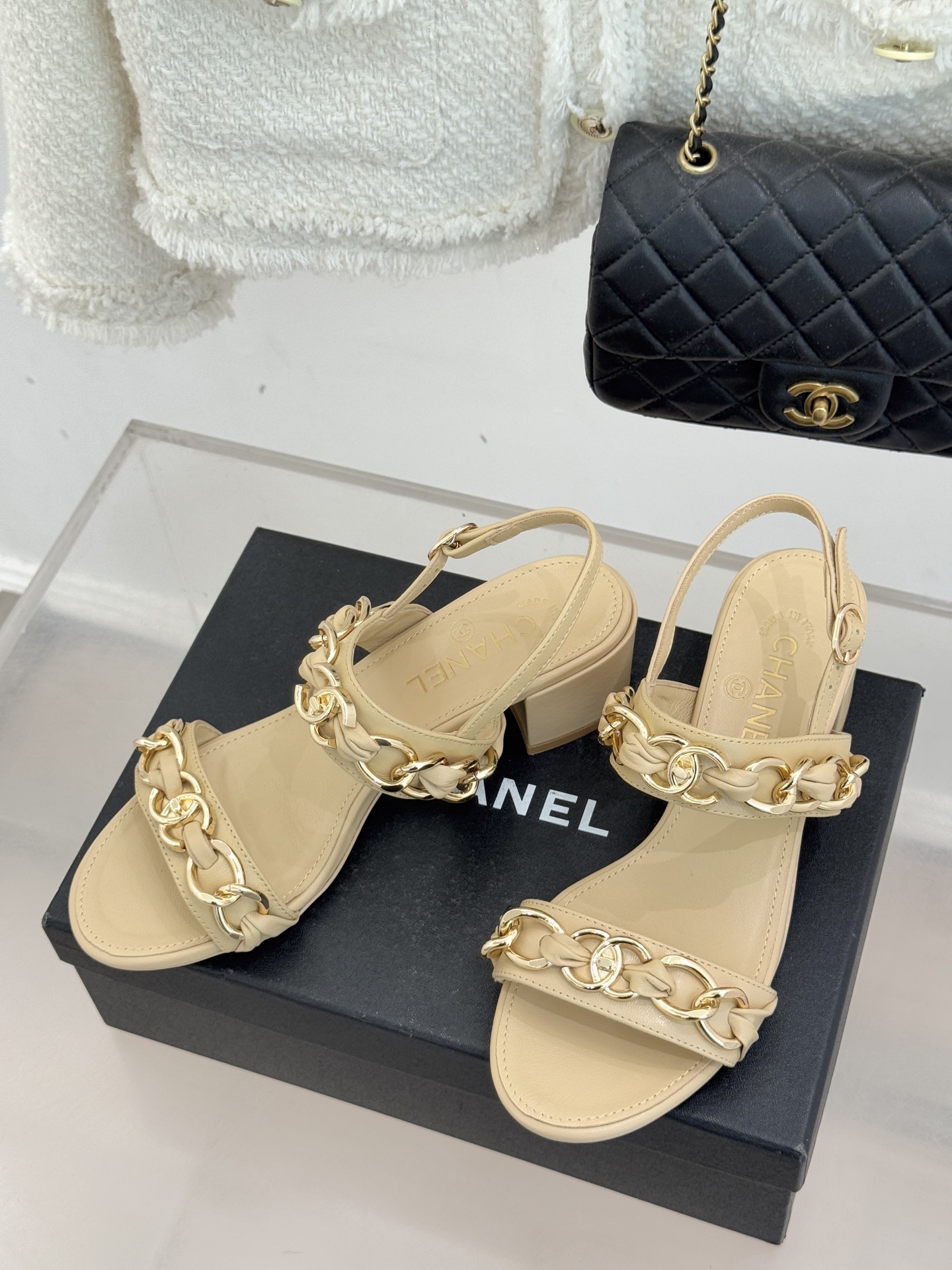 CHANE*｜小香双C书包扣大链条一字带凉鞋拖鞋把高定气场直接穿在脚上。经典菱格搭配醒目金属大链条复古书