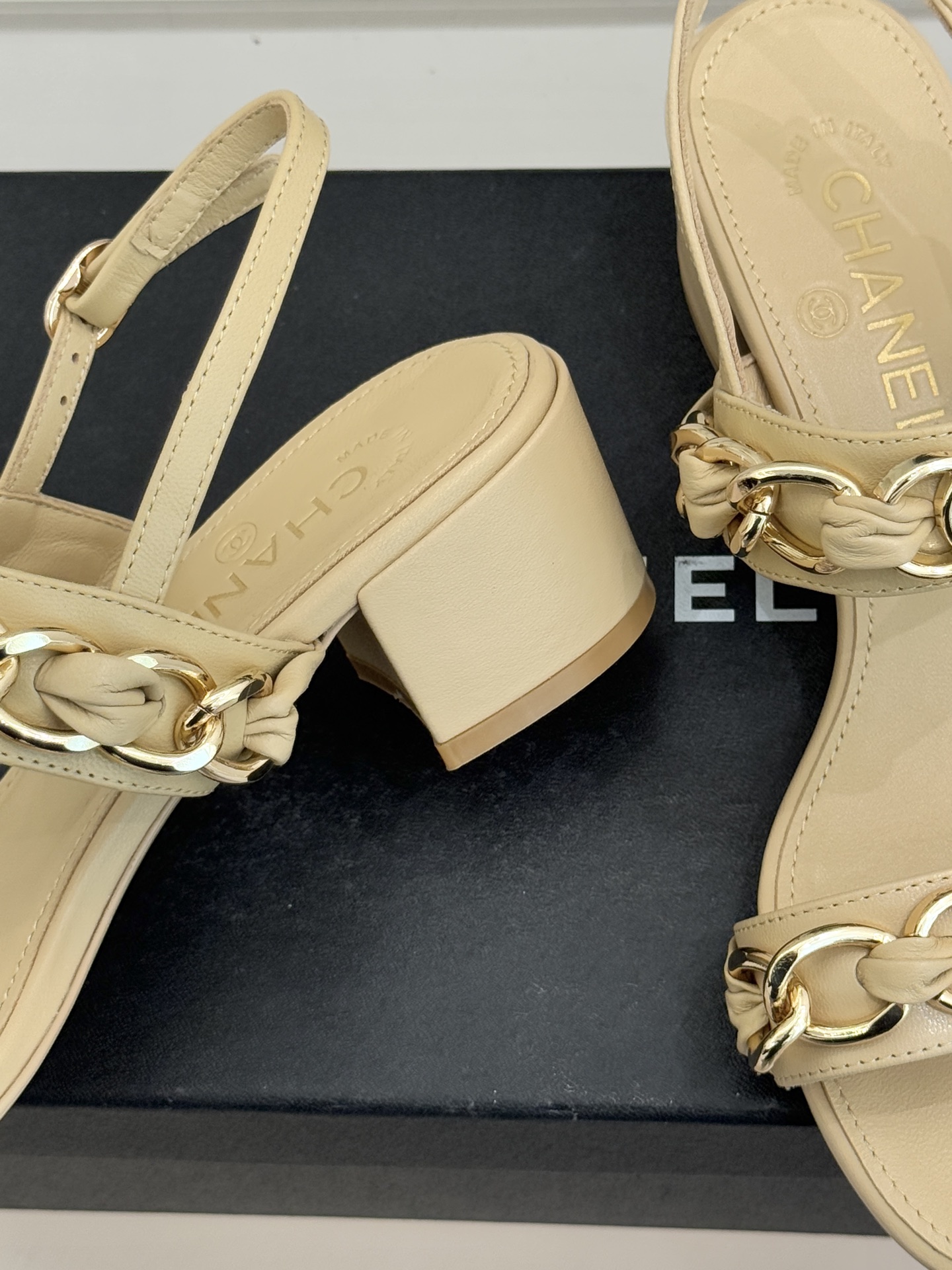 CHANE*｜小香双C书包扣大链条一字带凉鞋拖鞋把高定气场直接穿在脚上。经典菱格搭配醒目金属大链条复古书