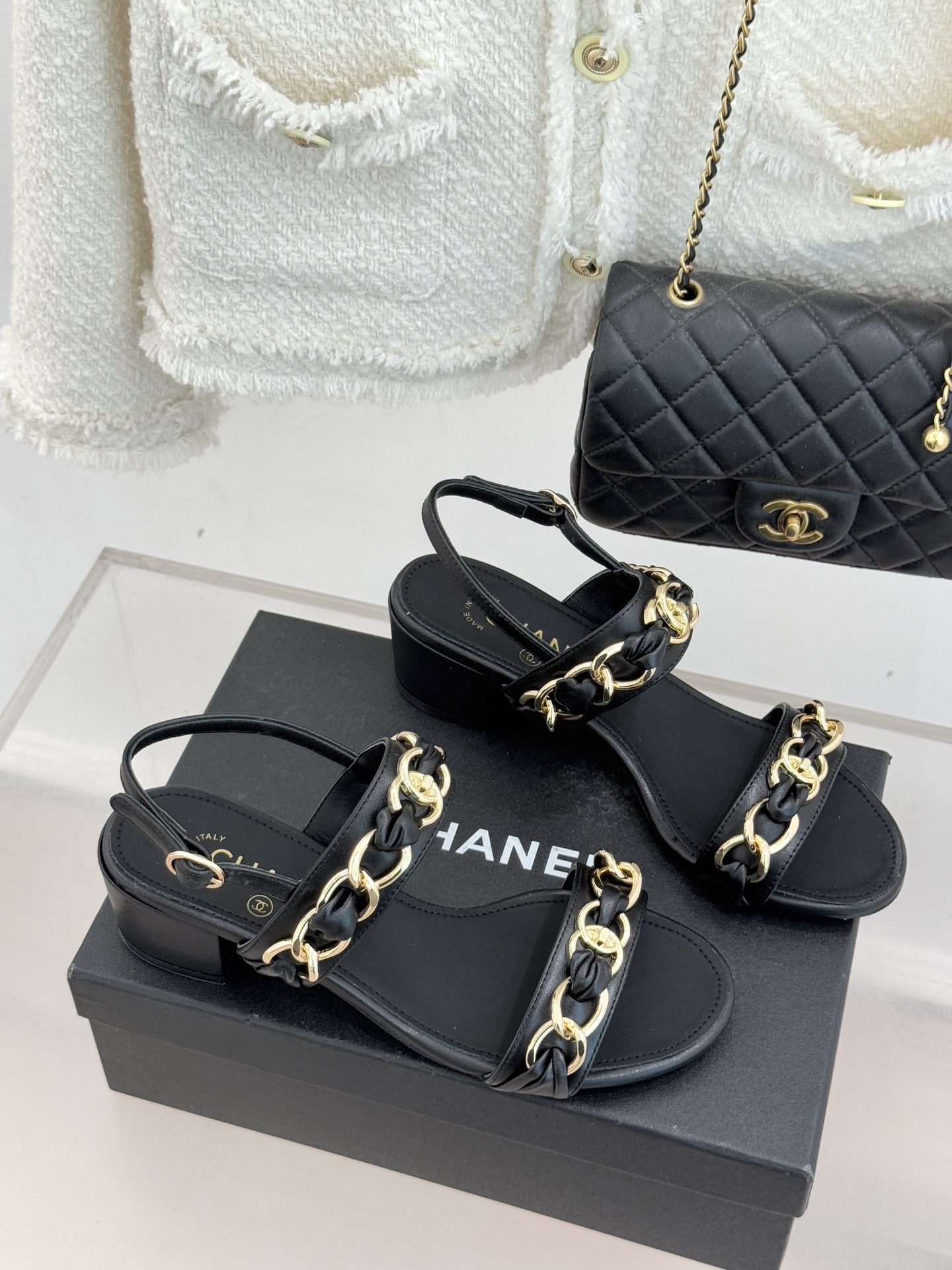 CHANE*｜小香双C书包扣大链条一字带凉鞋拖鞋把高定气场直接穿在脚上。经典菱格搭配醒目金属大链条复古书