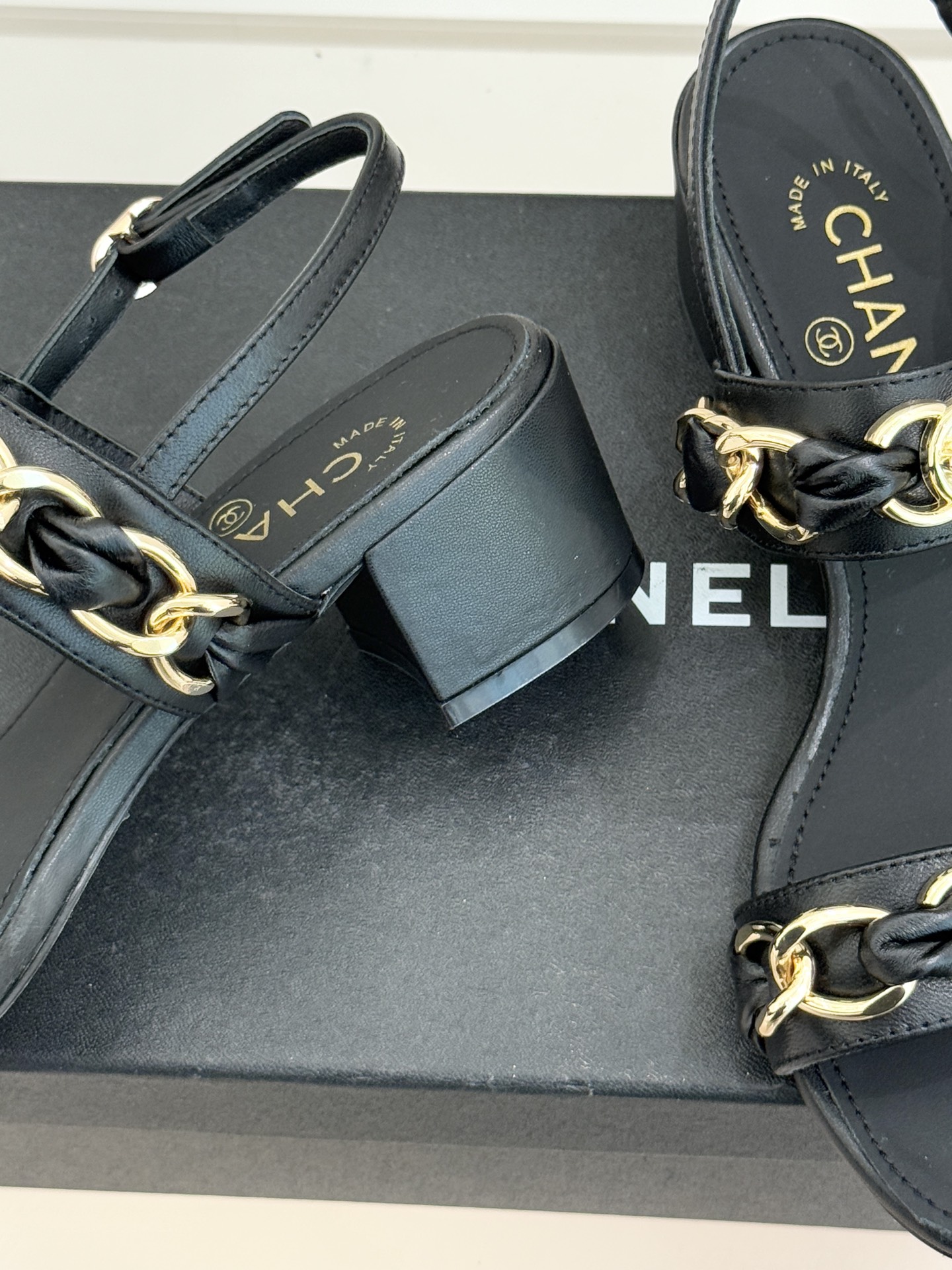 CHANE*｜小香双C书包扣大链条一字带凉鞋拖鞋把高定气场直接穿在脚上。经典菱格搭配醒目金属大链条复古书