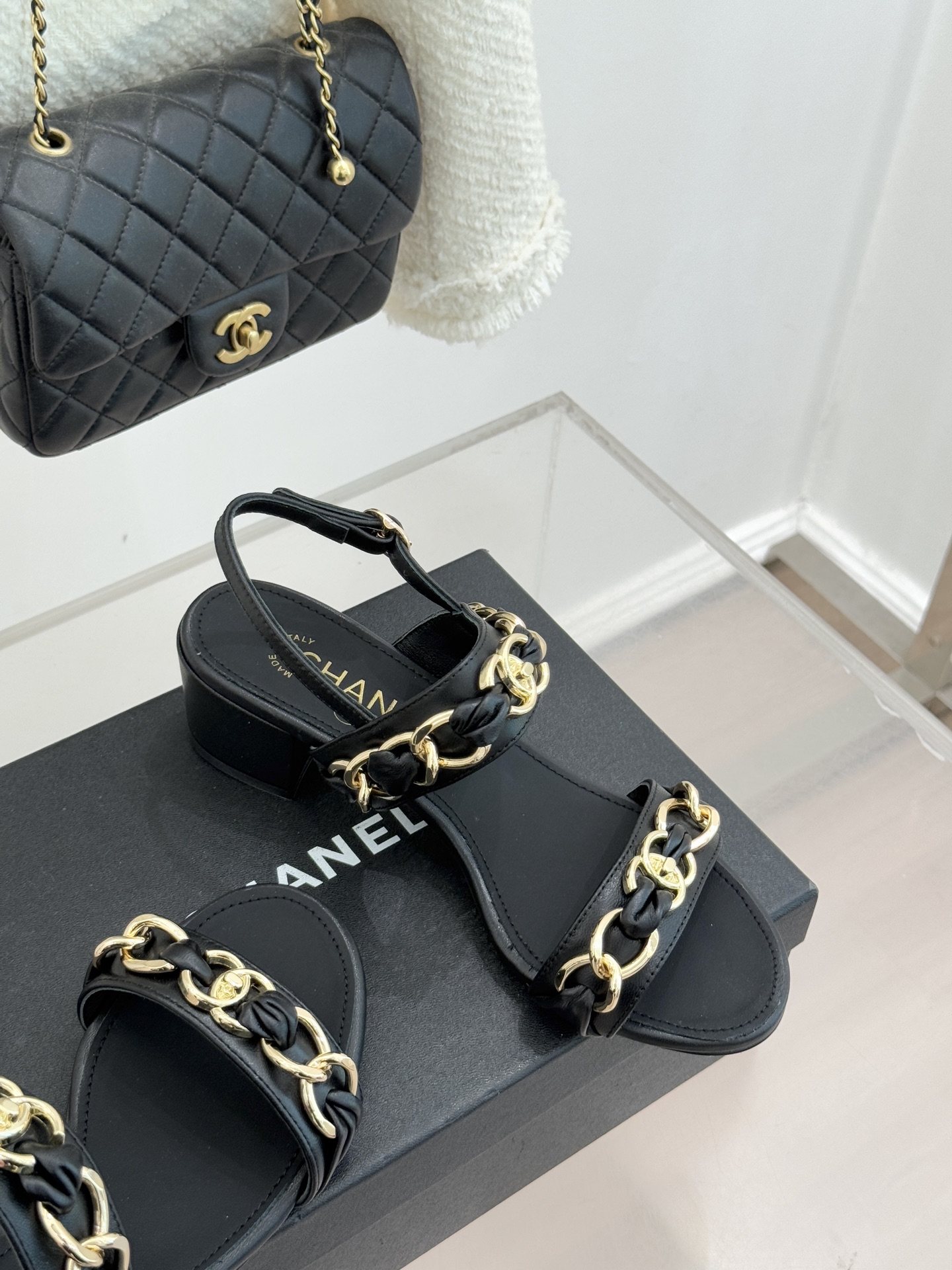 CHANE*｜小香双C书包扣大链条一字带凉鞋拖鞋把高定气场直接穿在脚上。经典菱格搭配醒目金属大链条复古书