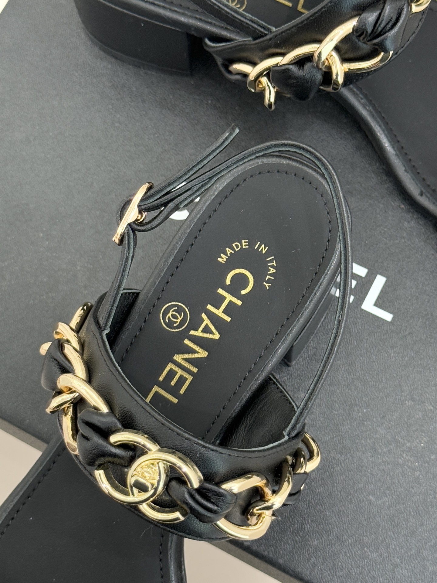 CHANE*｜小香双C书包扣大链条一字带凉鞋拖鞋把高定气场直接穿在脚上。经典菱格搭配醒目金属大链条复古书