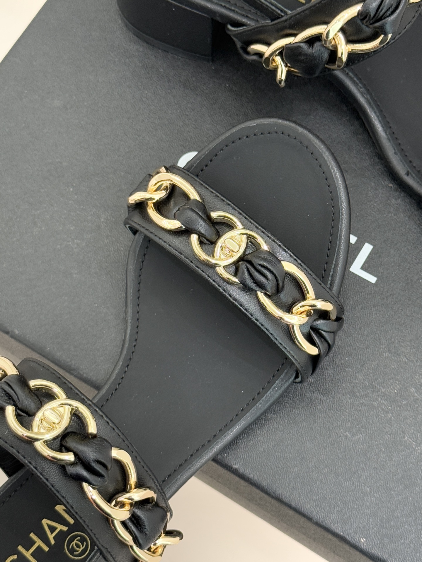 CHANE*｜小香双C书包扣大链条一字带凉鞋拖鞋把高定气场直接穿在脚上。经典菱格搭配醒目金属大链条复古书