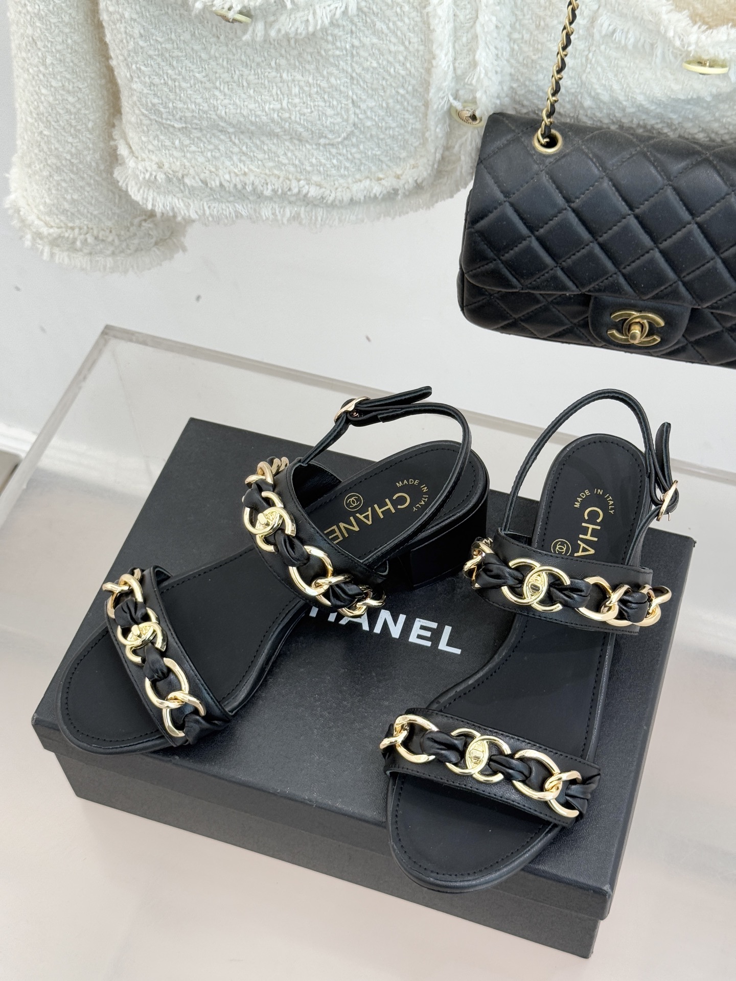 CHANE*｜小香双C书包扣大链条一字带凉鞋拖鞋把高定气场直接穿在脚上。经典菱格搭配醒目金属大链条复古书