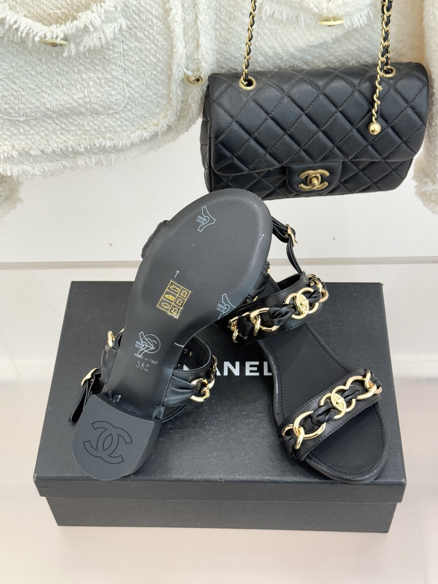 CHANE*｜小香双C书包扣大链条一字带凉鞋拖鞋把高定气场直接穿在脚上。经典菱格搭配醒目金属大链条复古书