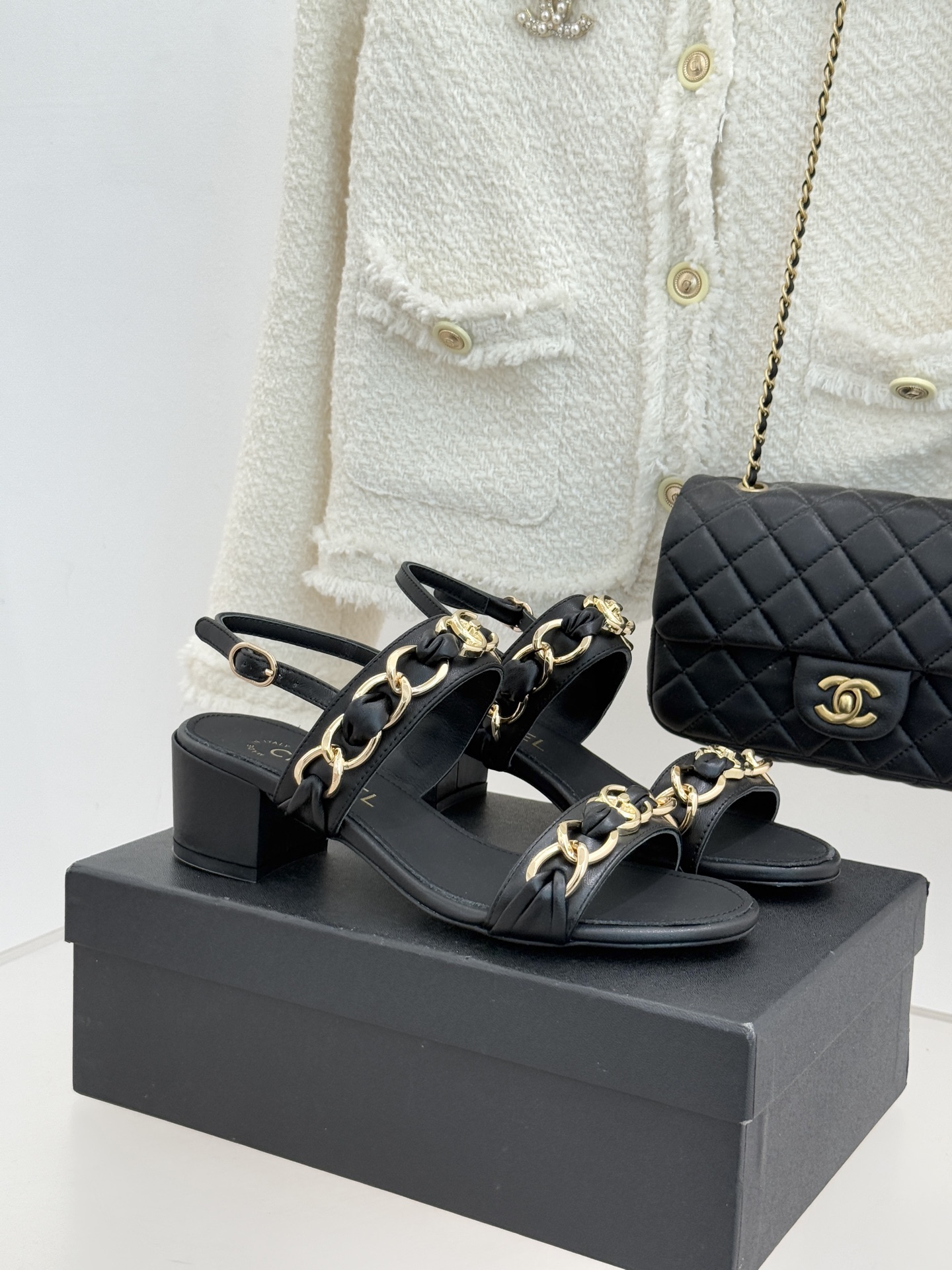 NO:726272,CHANE*｜Xiaoxiang Double C bag buckle large chain Strap sandals and slippers Wear the high-end aura directly on your feet. Classic rhombus with eye-catching large metal chain Retro school bag buckle embellished with Double C logo It is instantly recognizable and has a sense of high-end.  It is neat and handsome when worn with trousers. It can instantly enhance the overall texture. It has the right balance between laziness and luxury. It is a timeless and exquisite role in the shoe cabinet. The fabric is made of original customized leather. The lining and toes are all sheepskin. Italian imported genuine leather outsole size 35-39 (customized 40/41) No. 83920260224, slippers, sandals, chanel, sandals, slippers, skirts, sheepskin, Leather  soles19860909CHANE*｜小香双C书包扣大链条 一字带凉鞋拖鞋 把高定气场直接穿在脚上. 经典菱格搭配醒目金属大链条 复古书包扣点缀双C标识 辨识度拉满 一眼就是高级感. 一字带利落显瘦 上脚轻盈不拖沓 日常出街、度假穿搭都能轻松拿捏. 简约版型藏着精致细节 黑金配色高级百搭 无论是配裙装温柔优雅 还是搭裤装利落帅气 都能瞬间提升整体质感 把慵懒与奢华平衡得恰到好处 是鞋柜里永不过时的精致担当. 面料采用原版定制皮料 内里踮脚均为羊皮 意大利进口真皮大底 size35-39（40/41定制） 编号83920260224,拖鞋凉鞋,chanel,sandals,slippers,skirts,sheepskin,Leather soles,Women's Shoes