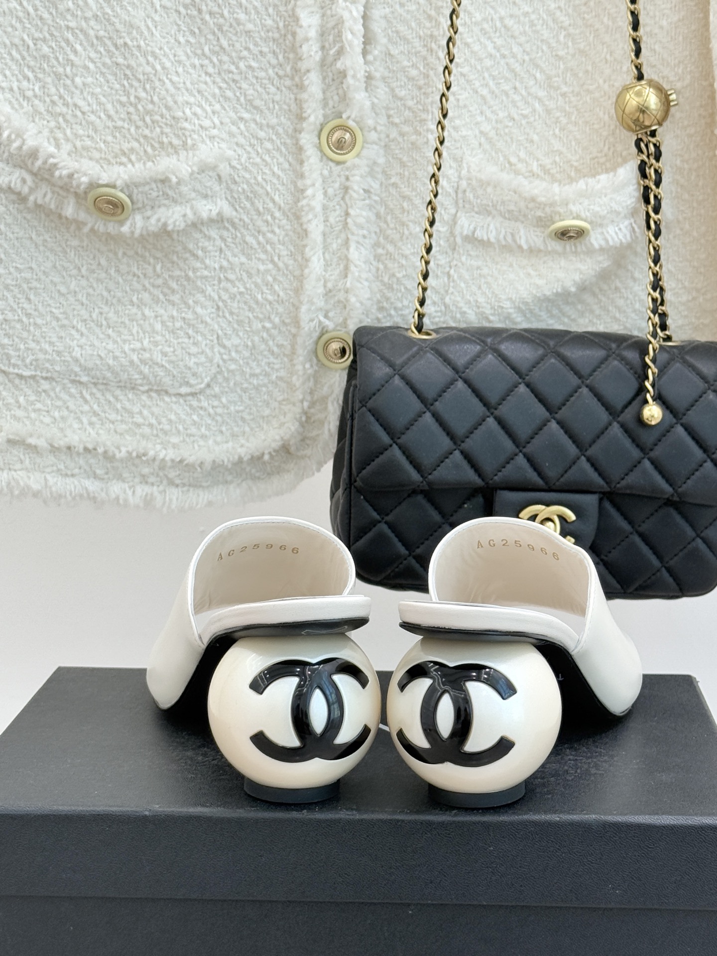 CHANE*｜小香经典巨型珍珠跟双C菱格拖鞋将法式浪漫与奢雅气场完美融合。经典菱格缝线复刻品牌精髓温润小